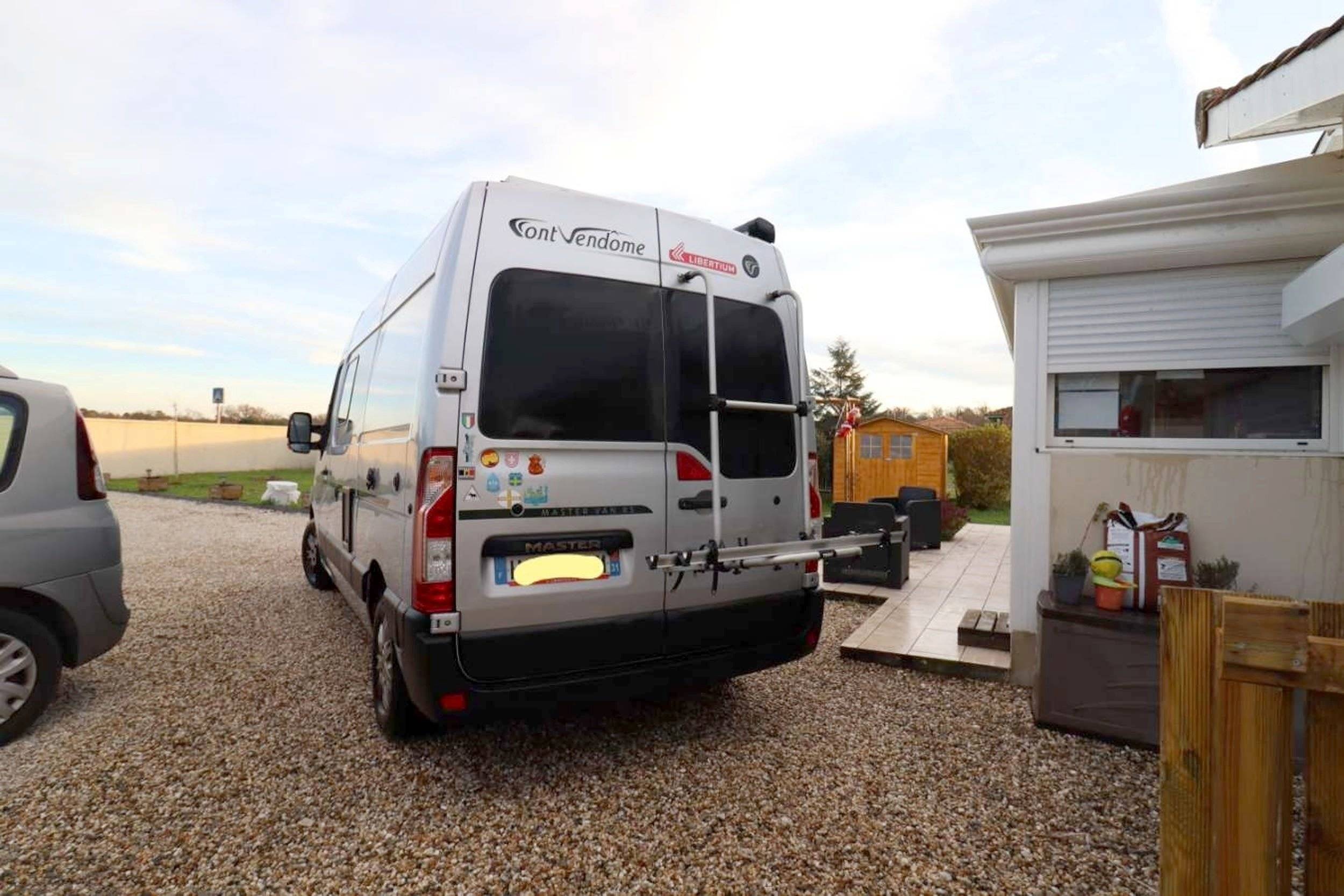 Rear view Renault Master 2,3 l 130 ch - Yescapa