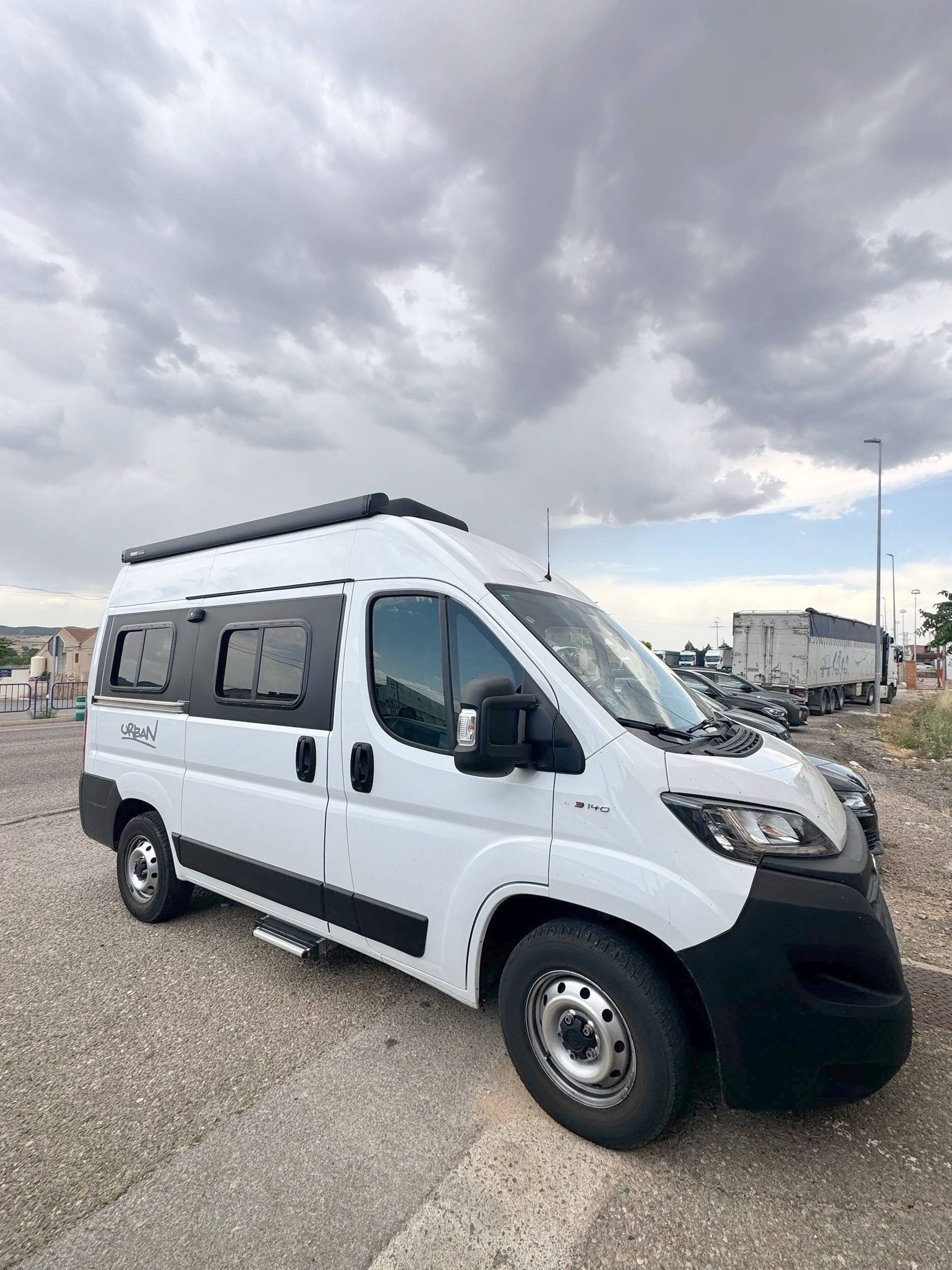 Vista del vehicle angle davanter Fiat Ducato 2,3 130 ch - Yescapa