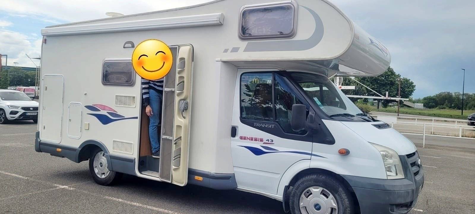 Vista del vehículo ángulo delantero Ford Transit 2,2 l TDCi 130 ch. - Yescapa