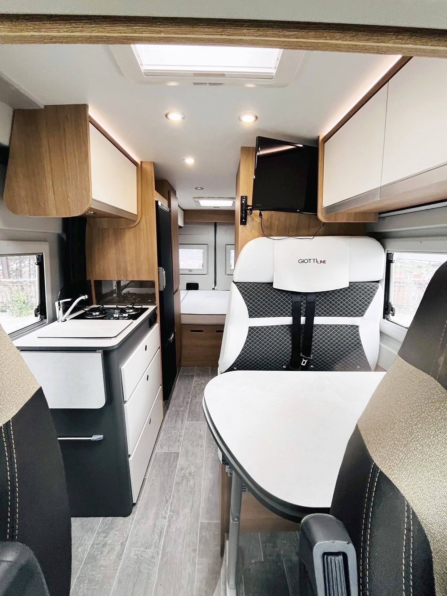 Vue avant de 3/4 Peugeot Boxer 2,2 l hdi 130 ch - Yescapa