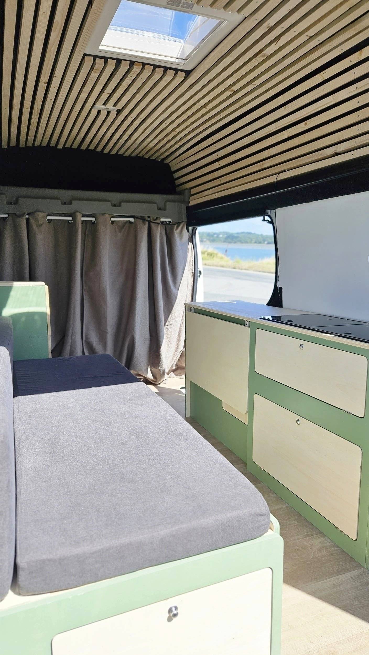 Coin repas Renault Trafic 2,0 l dCi 115 ch - Yescapa