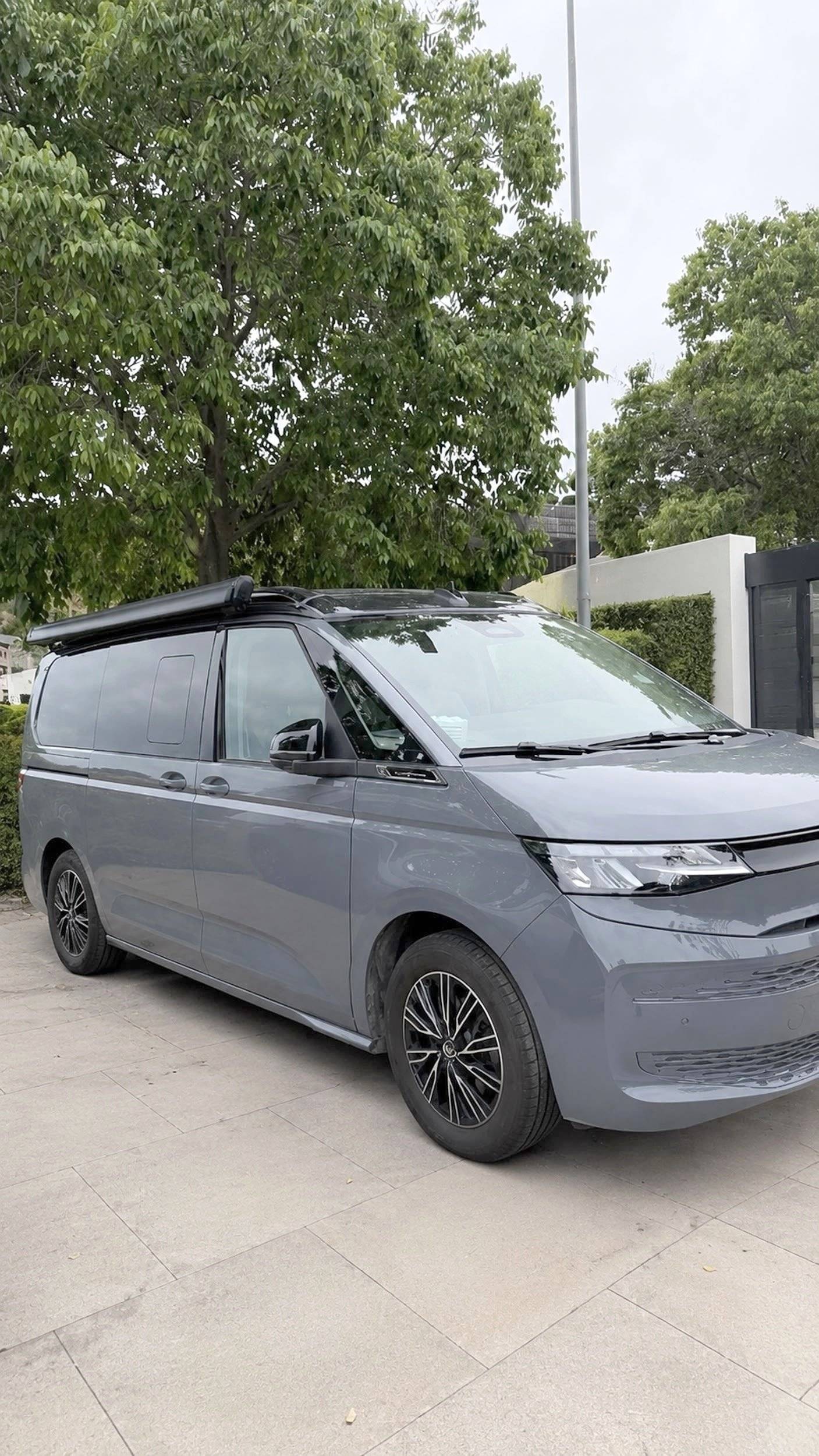 Voorkant 3/4 Volkswagen California T7 Beach Camper - Yescapa