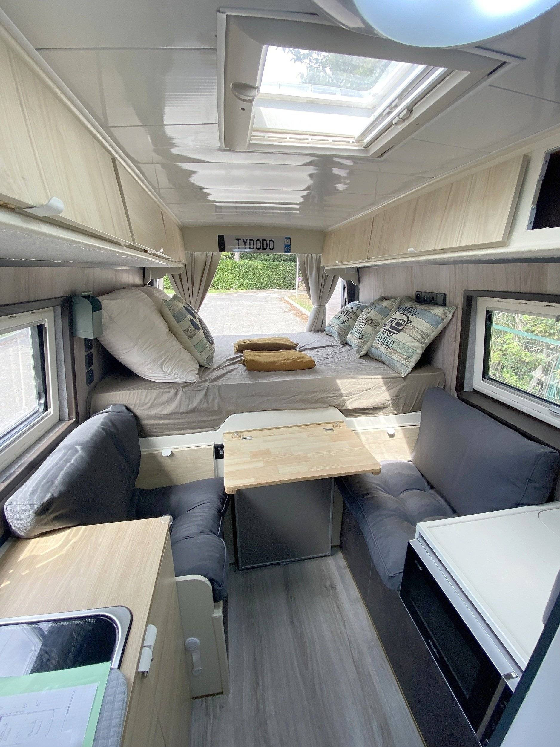 Dining Area Renault Master 2,3 l 135 ch - Yescapa