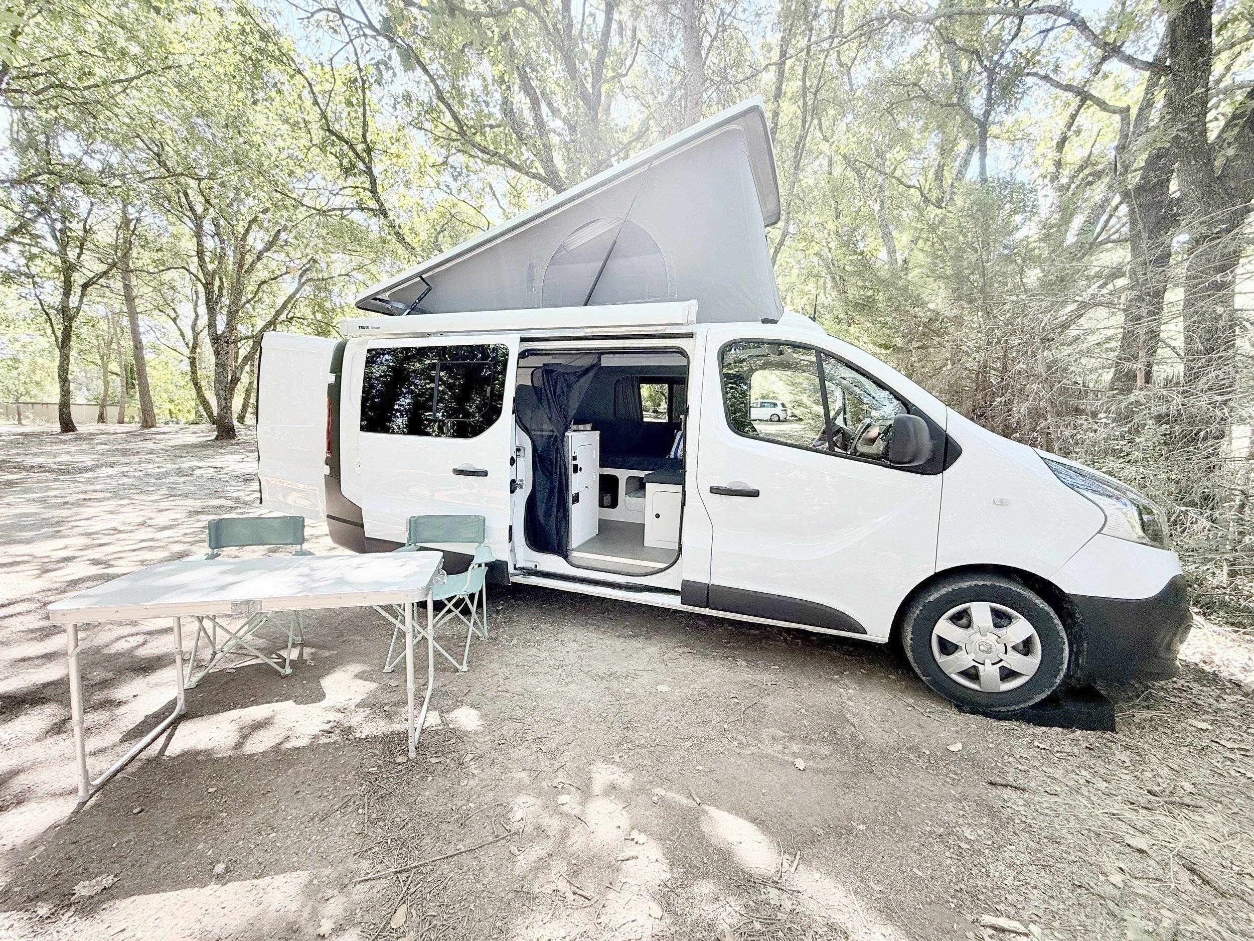 Front view from 3/4 Renault Trafic - Yescapa