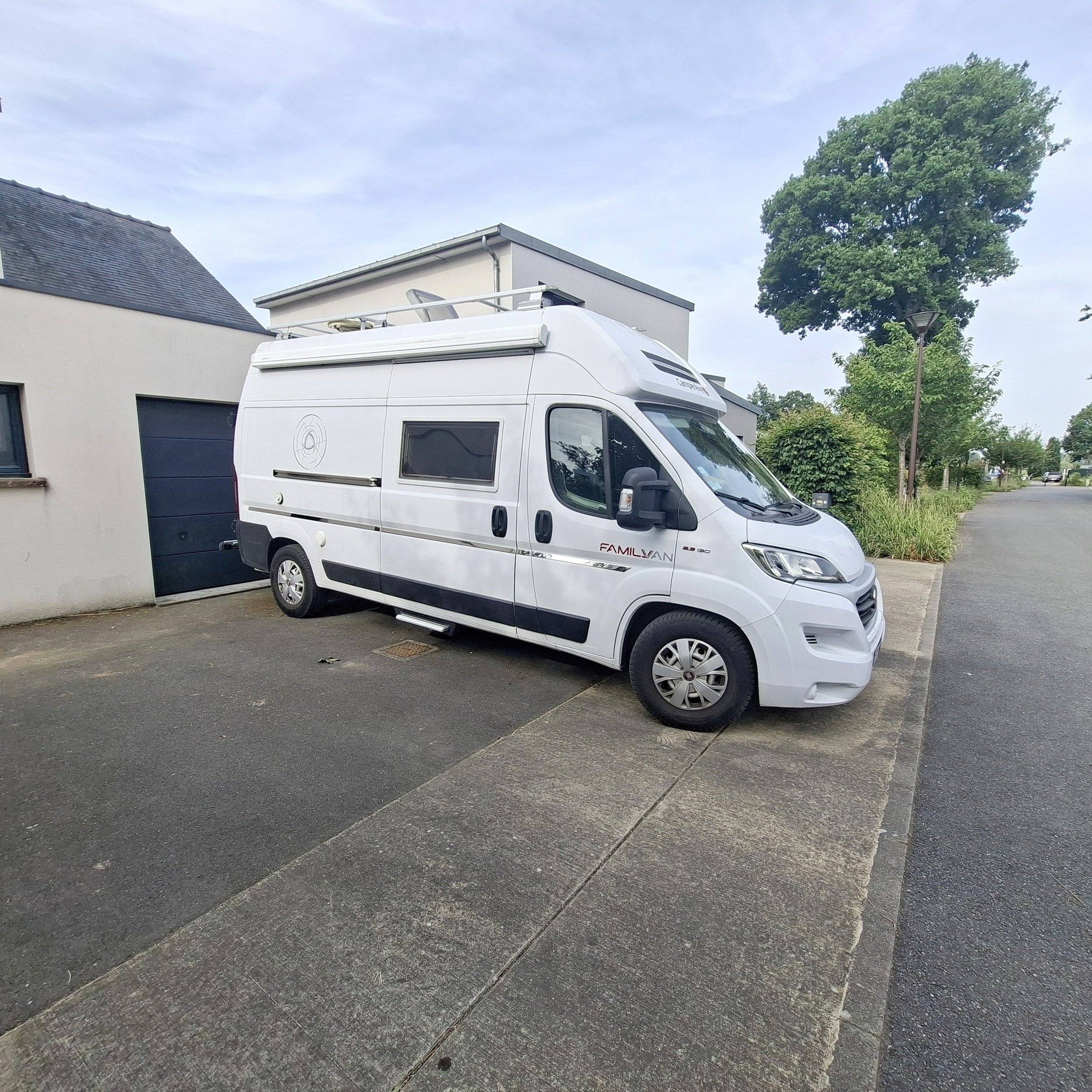 Front view from 3/4 Citroën Jumper 2,0 l 130 ch - Yescapa