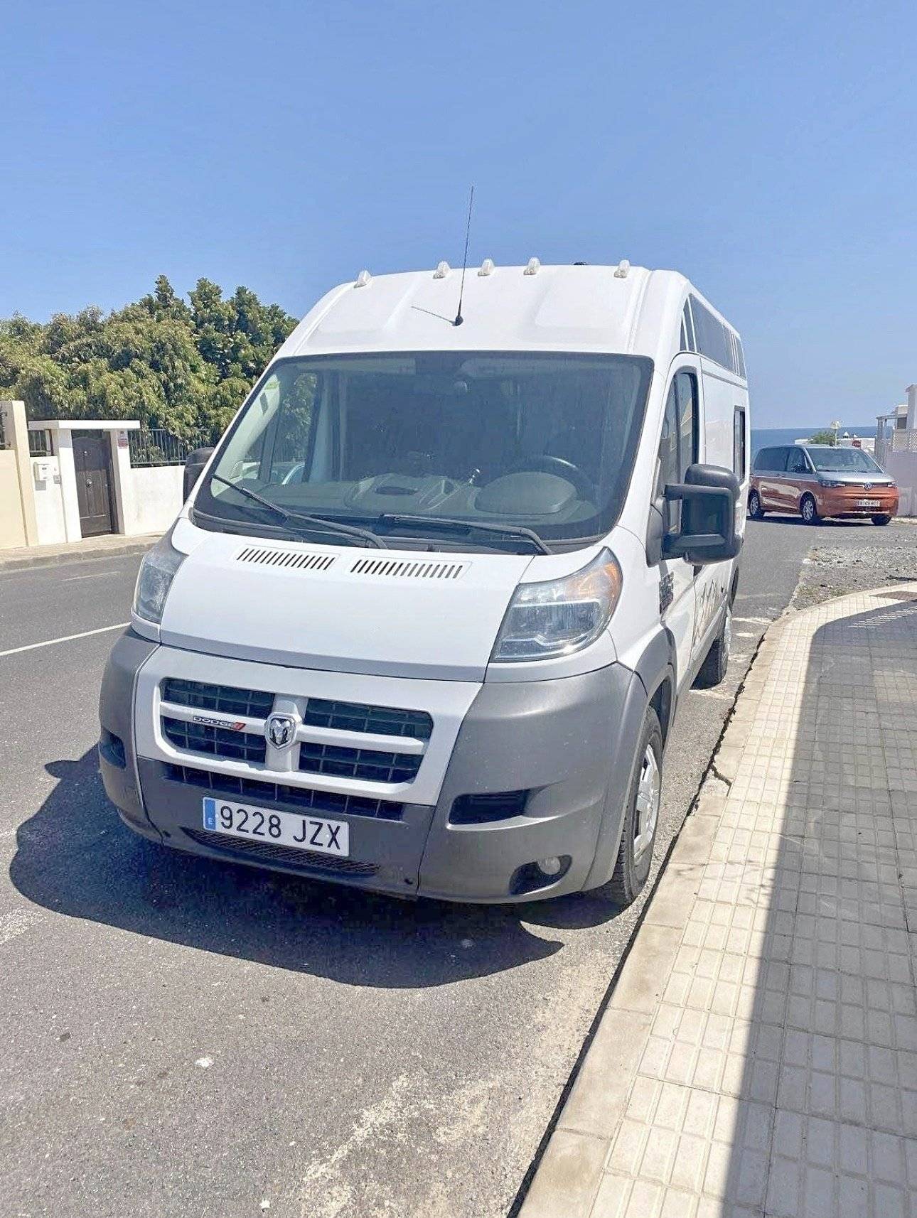 schräge Vorderansicht DODGE RAM AUTOMATIC - Yescapa