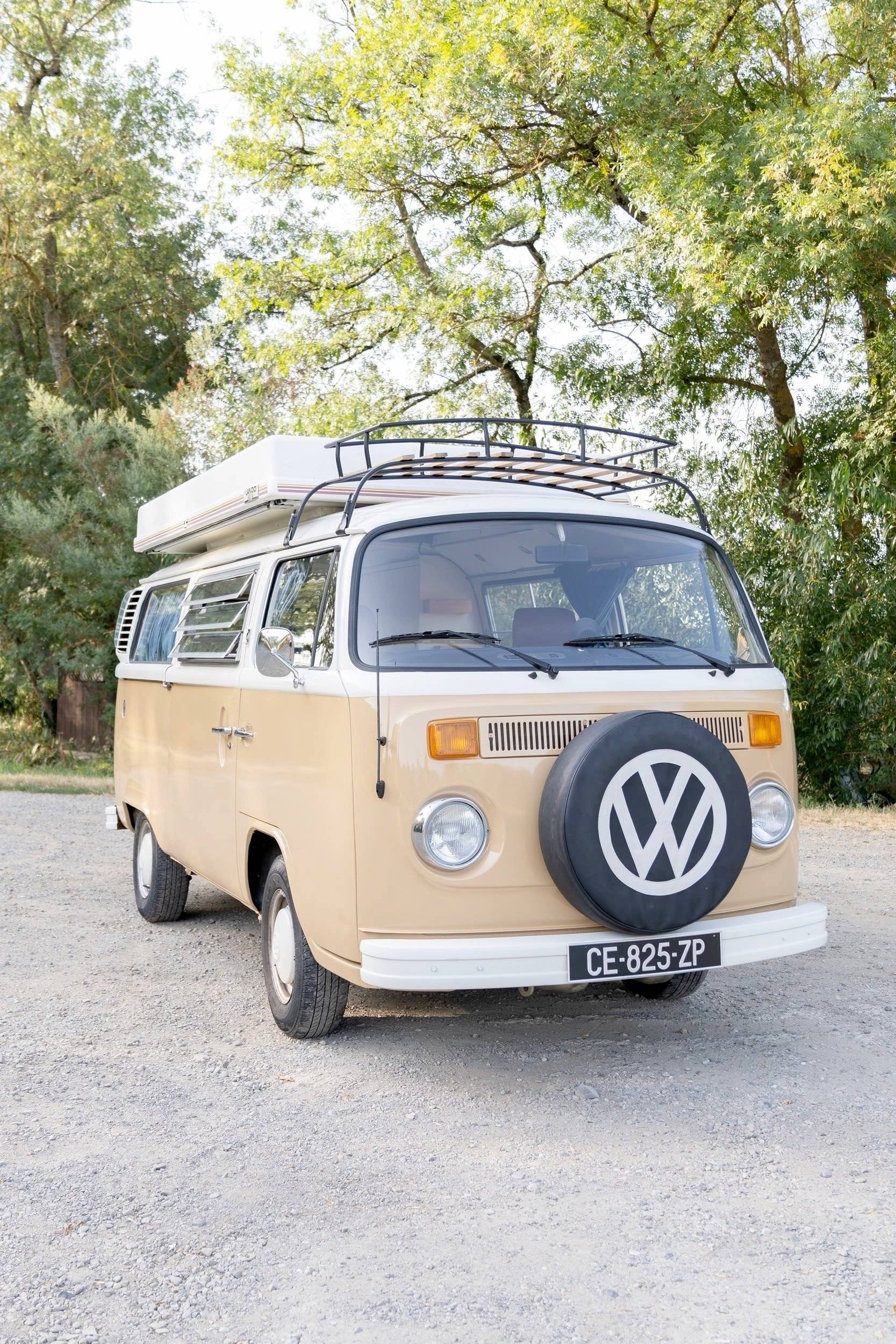Front view from 3/4 Volkswagen Combi T2 - Yescapa