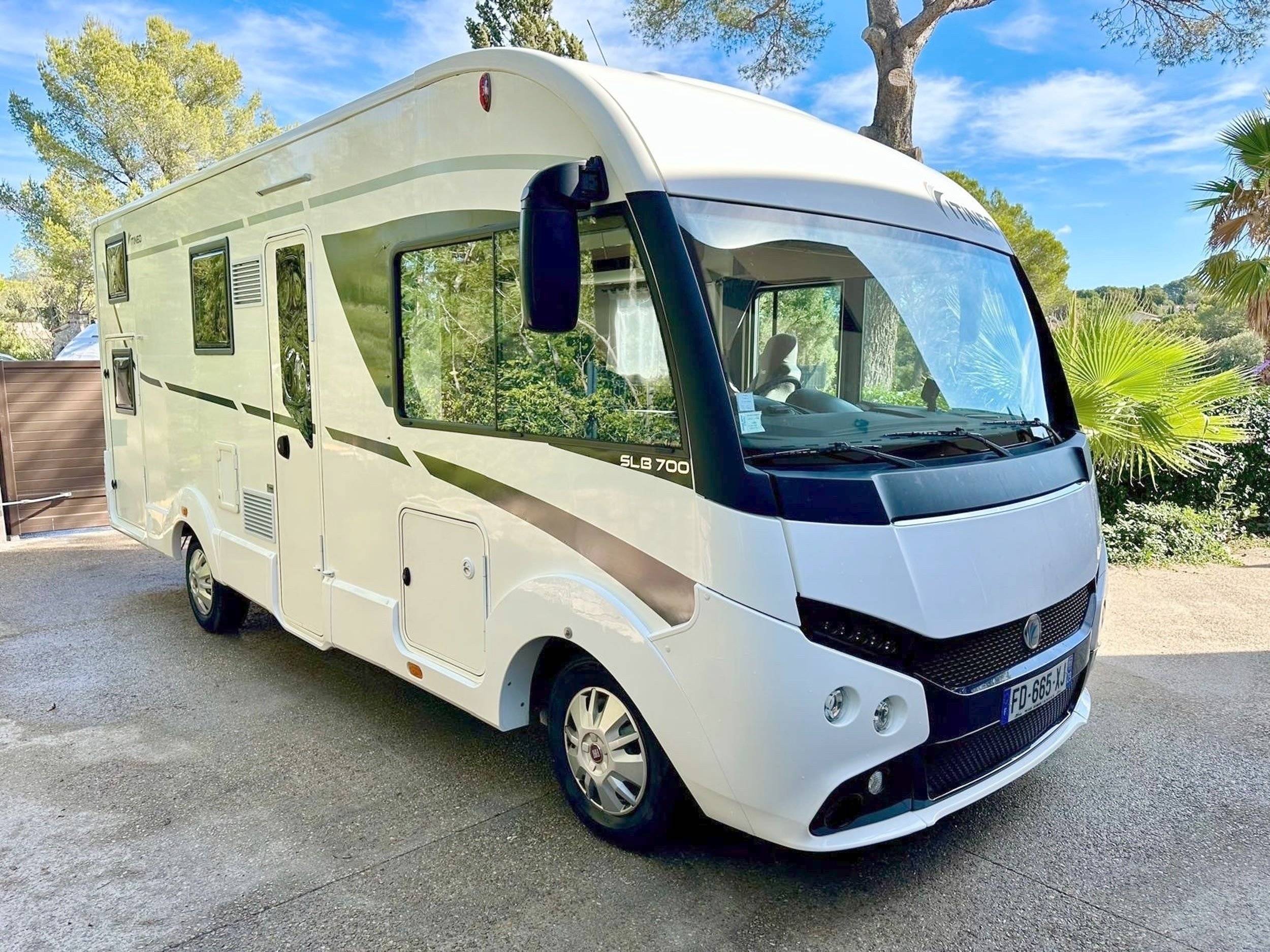 schräge Vorderansicht Fiat 2,3 l 130 ch - Yescapa