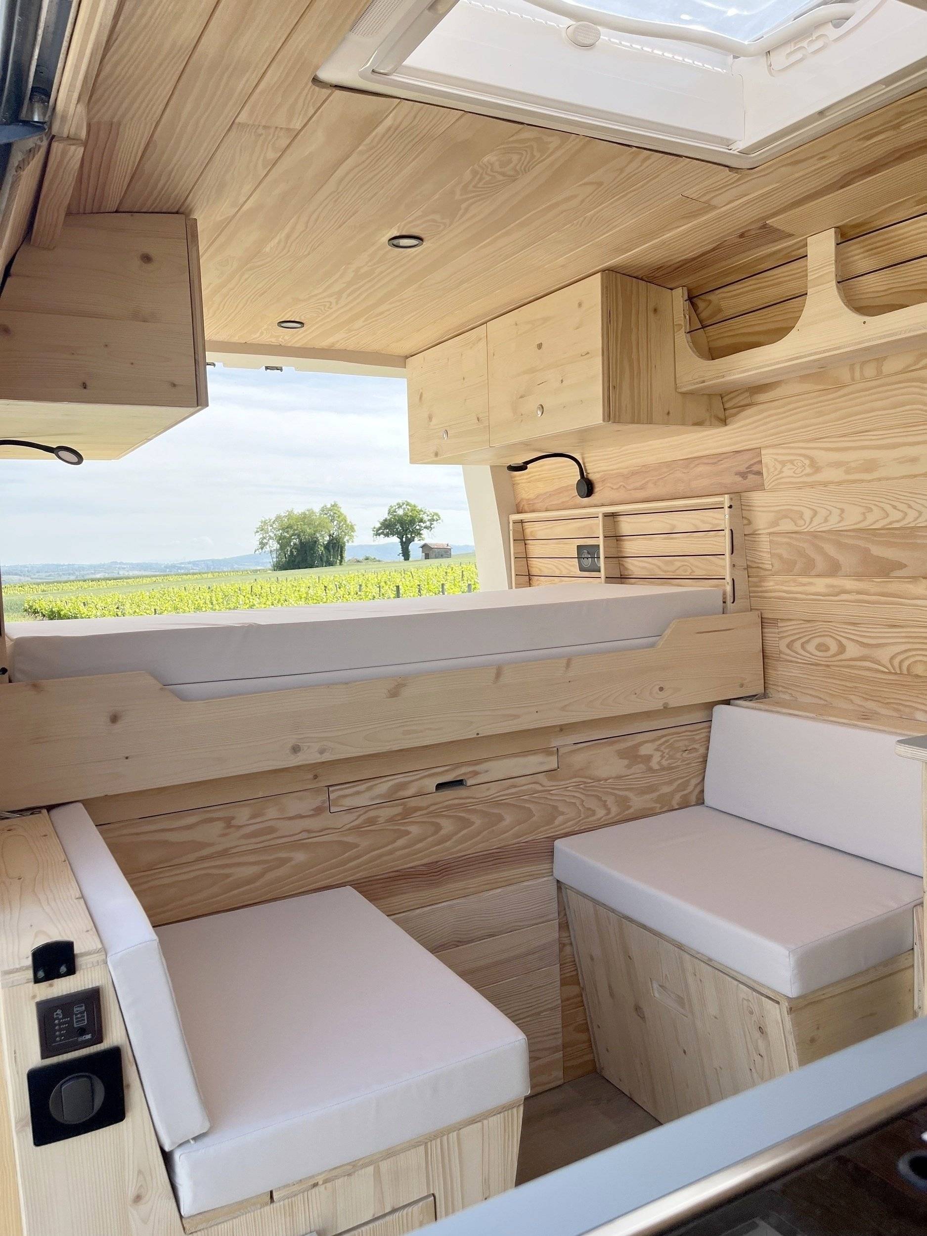 Vista frontale a ¾ Renault Renault master - Yescapa