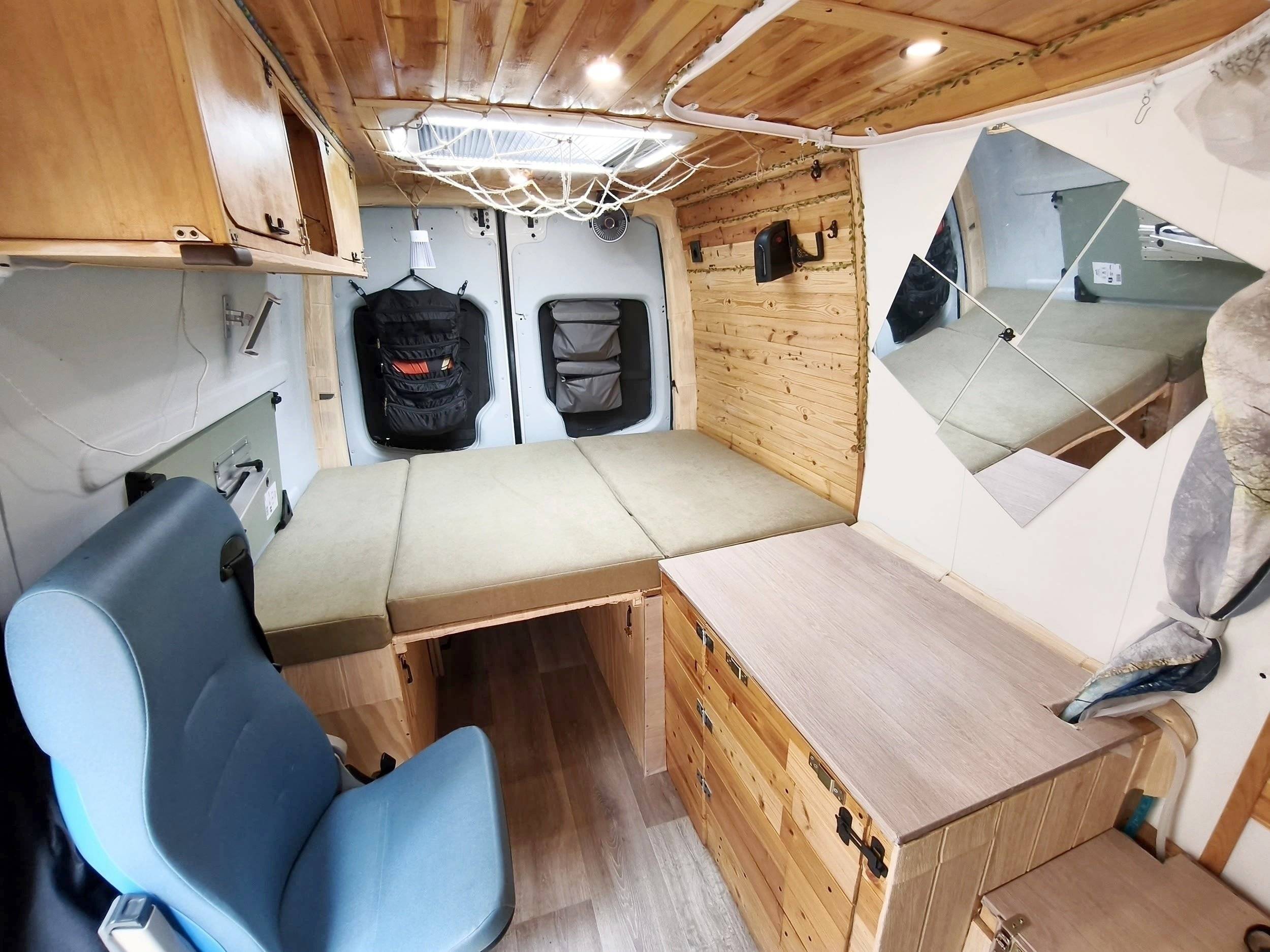 Couchages Mercedes Sprinter 2,2 l 143 ch - Yescapa