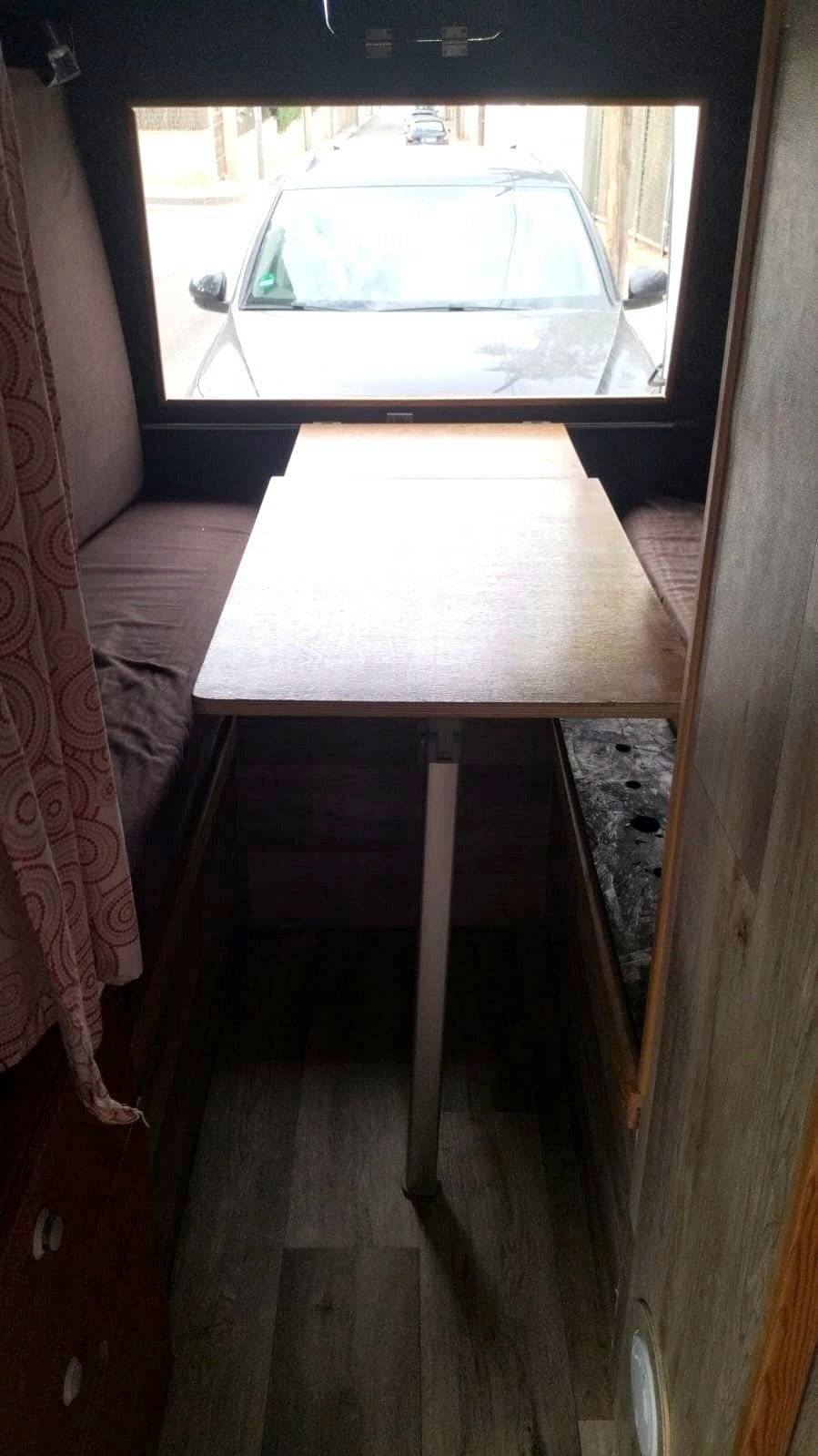 Dining Area Mercedes Mercedes MB140 - Yescapa