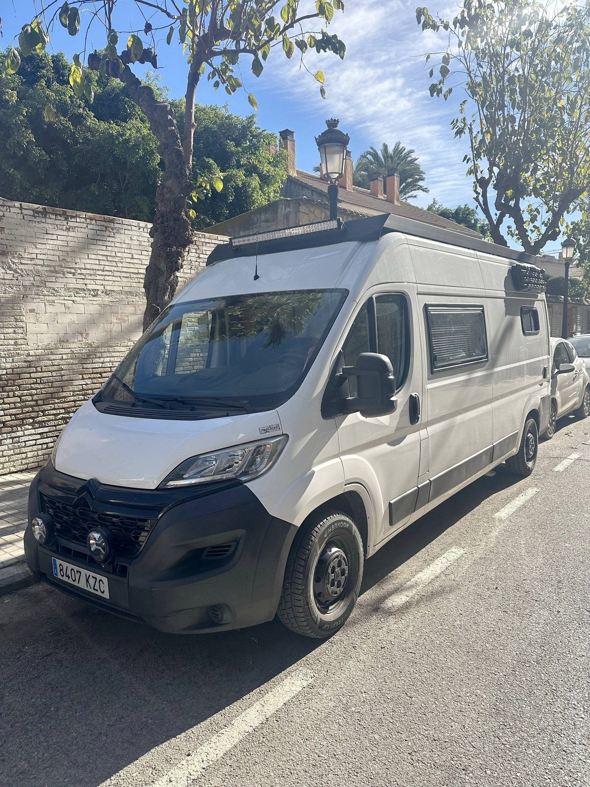 Front view from 3/4 Citroën 2.2L 140CV - Yescapa