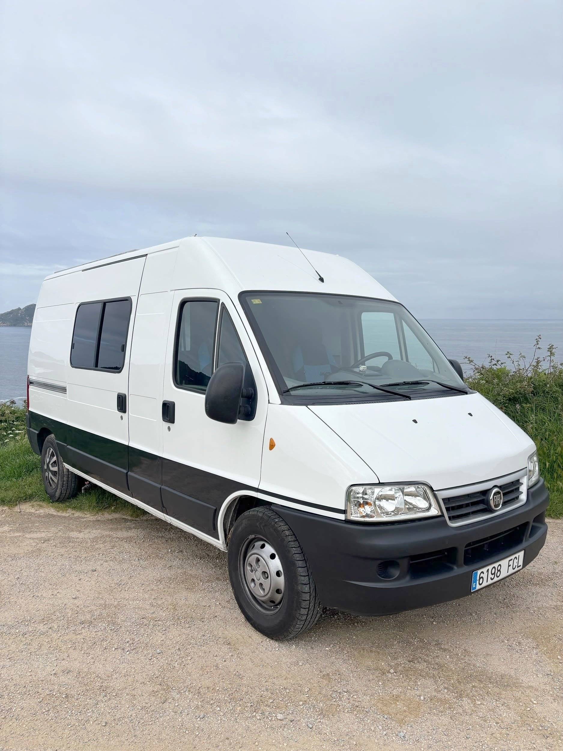 Vista frontale a ¾ Fiat Ducato 2.8 JTD - Yescapa