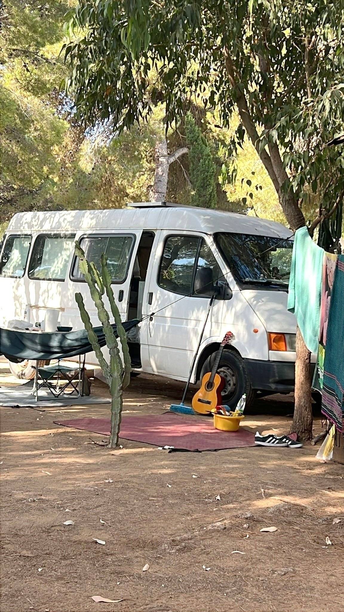 schräge Vorderansicht Ford Transit - Yescapa