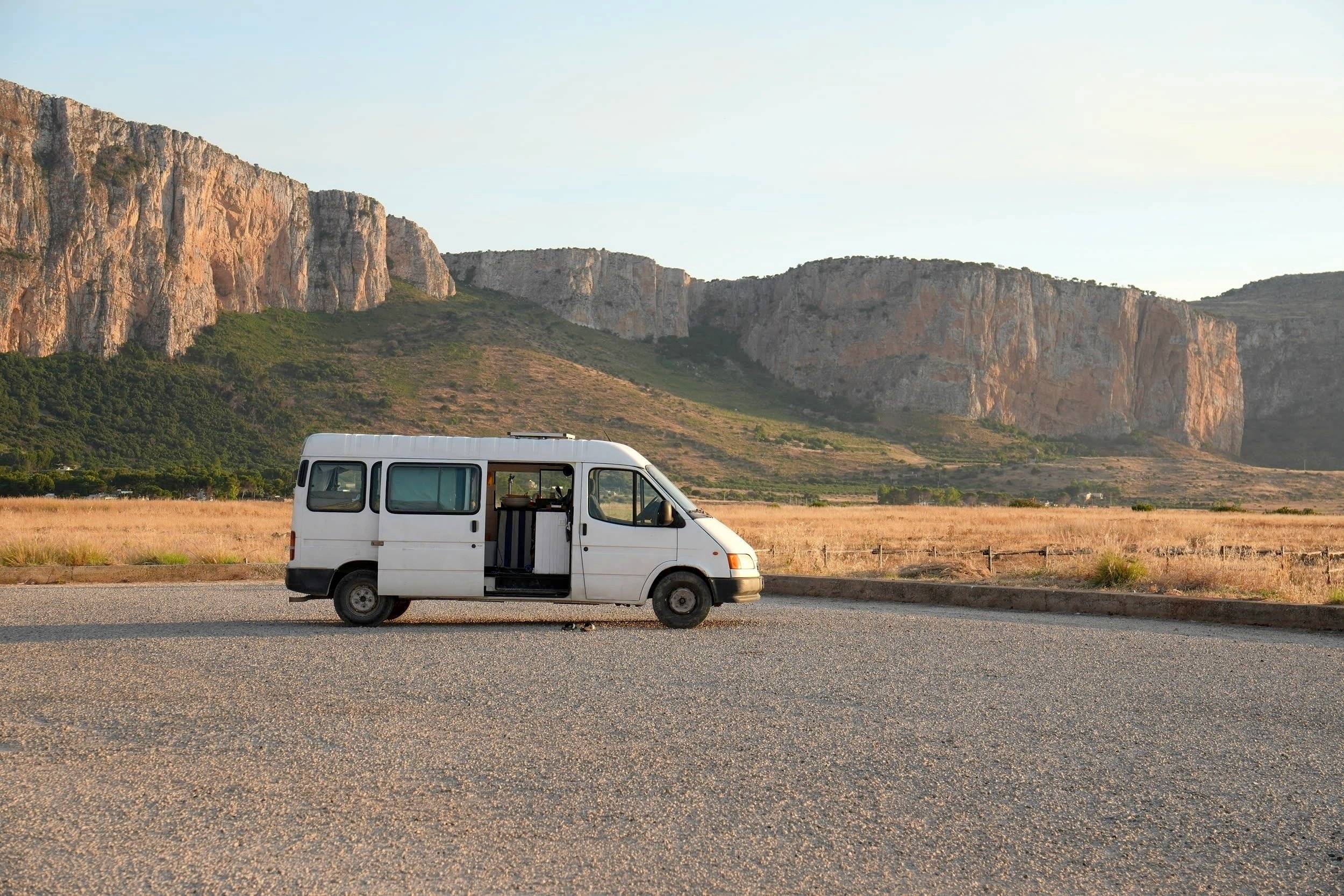 Vista frontale a ¾ Ford Transit - Yescapa