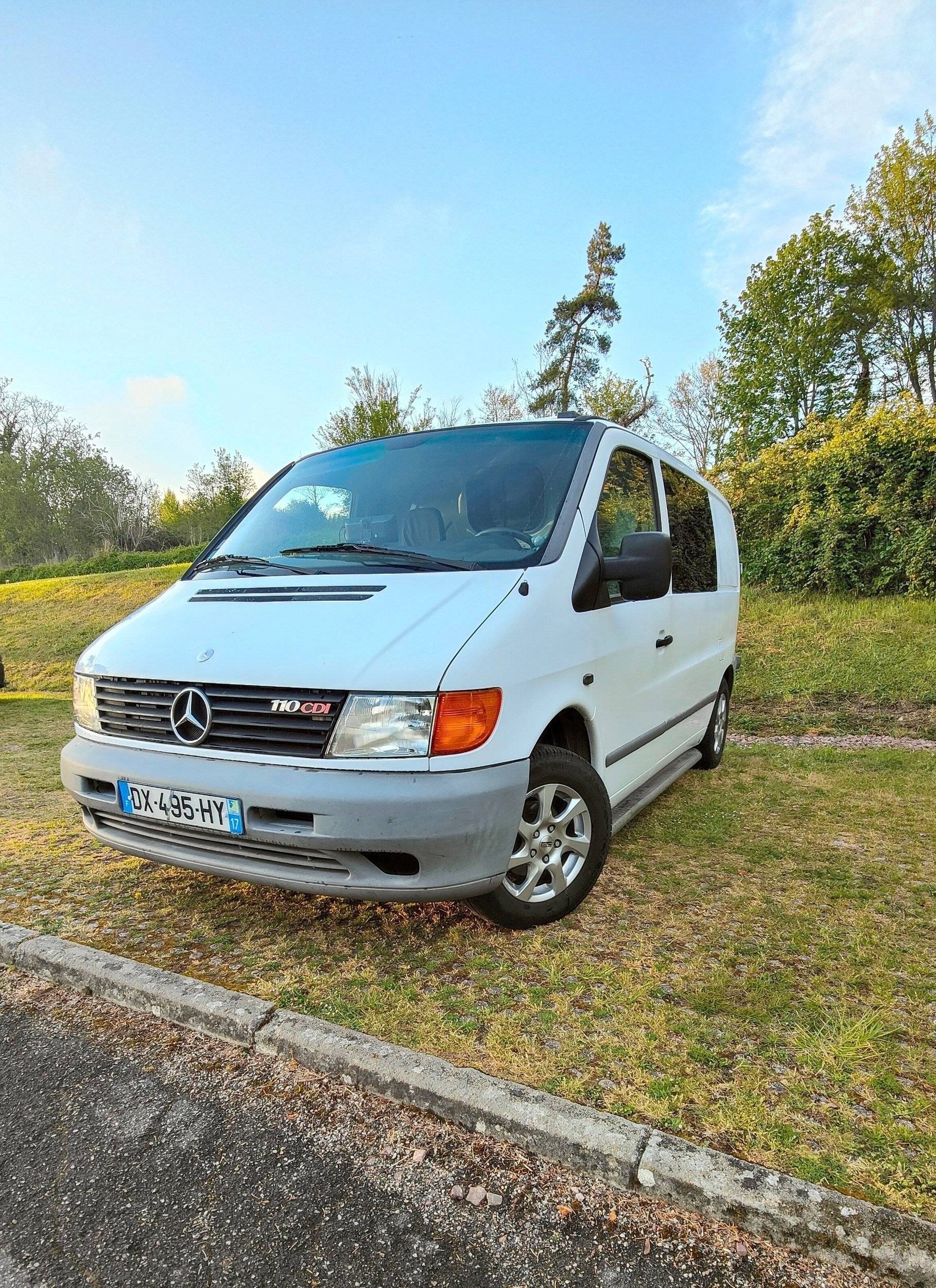 schräge Vorderansicht Mercedes Mercedes vito - Yescapa