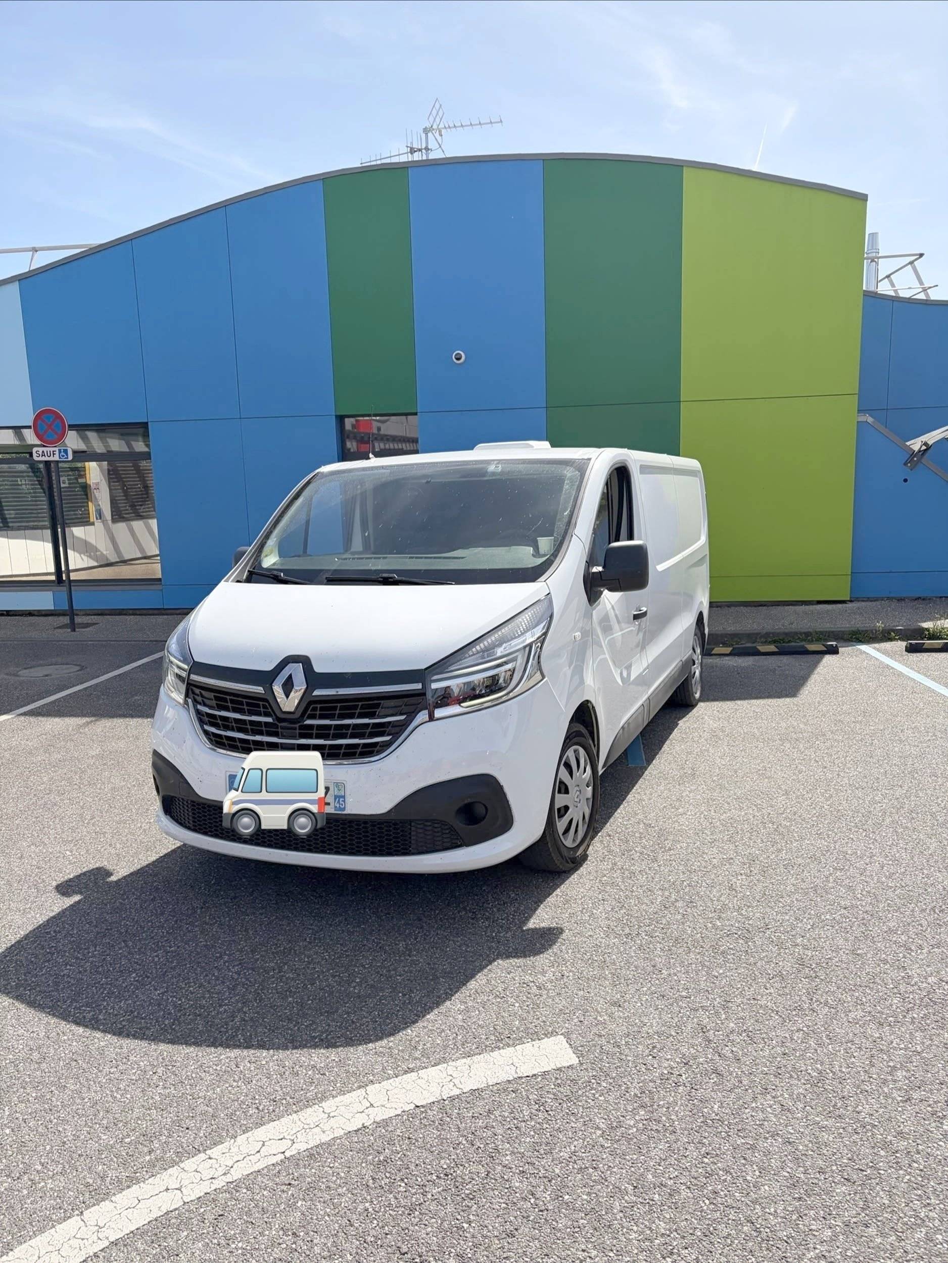 Front view from 3/4 Renault Trafic L2H1 2 l 120 ch - Yescapa