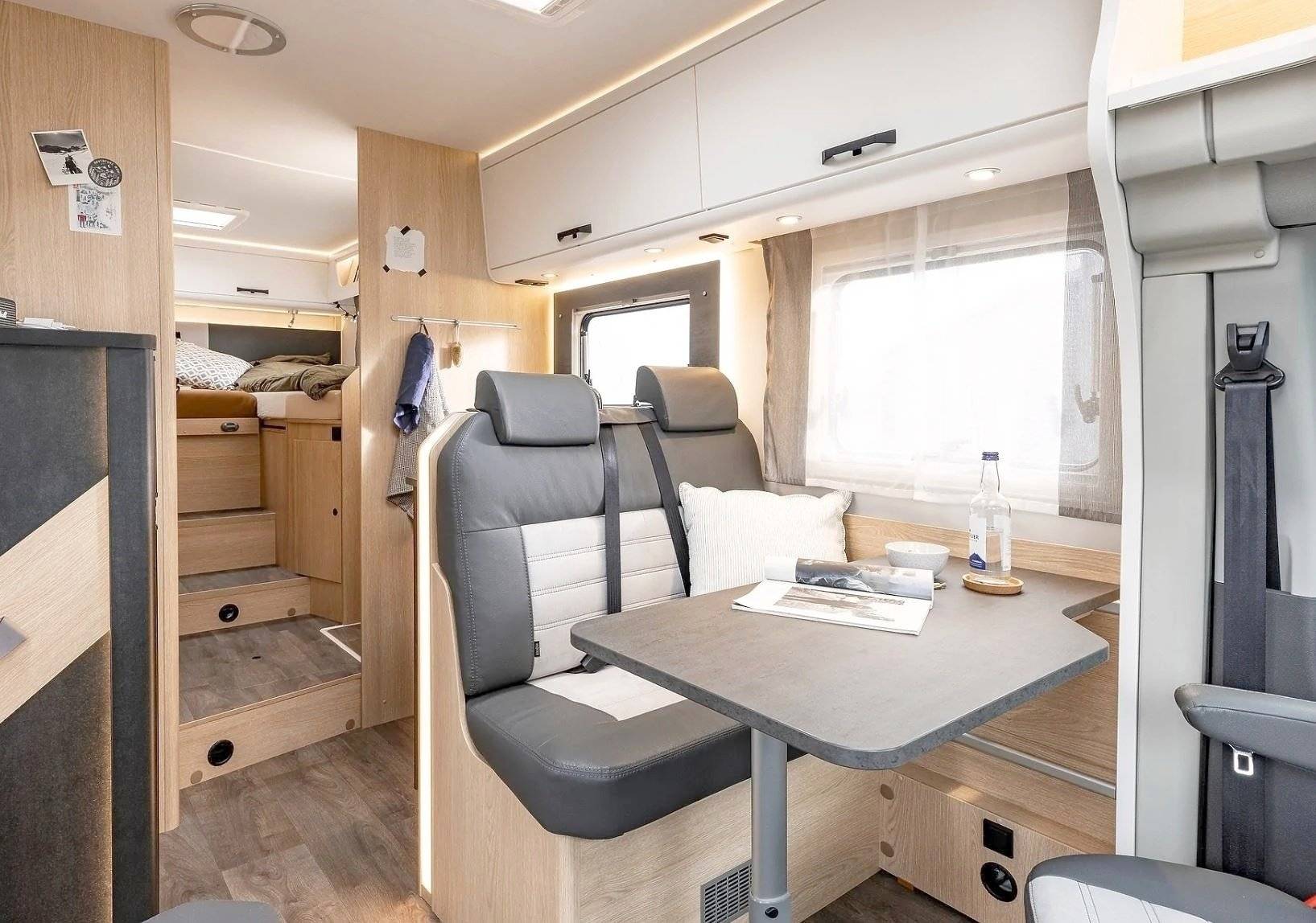 Dining Area Ford ford transit - Yescapa