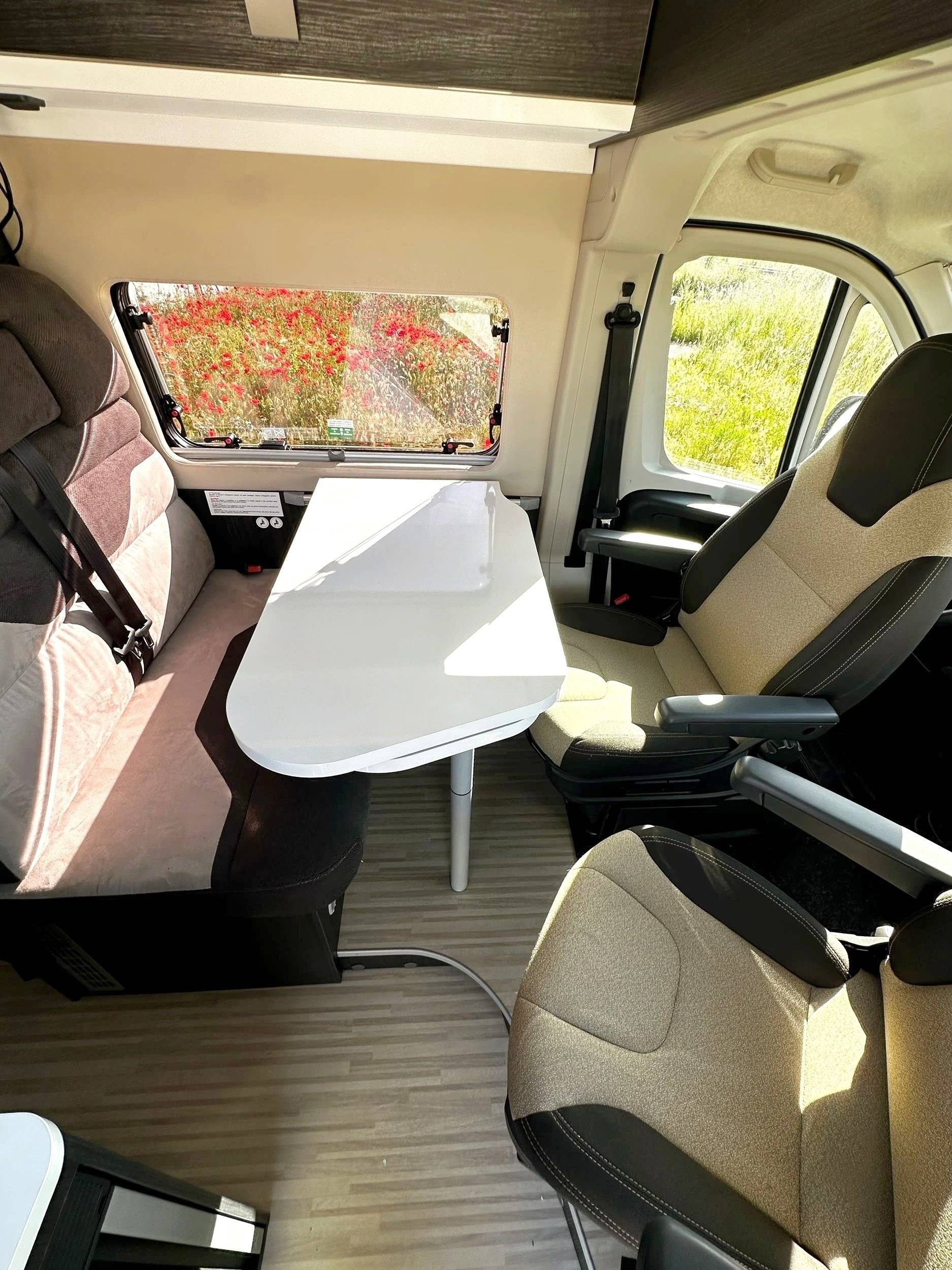 Dining Area Fiat Ducato 2,2 l Multijet 130 ch. - Yescapa