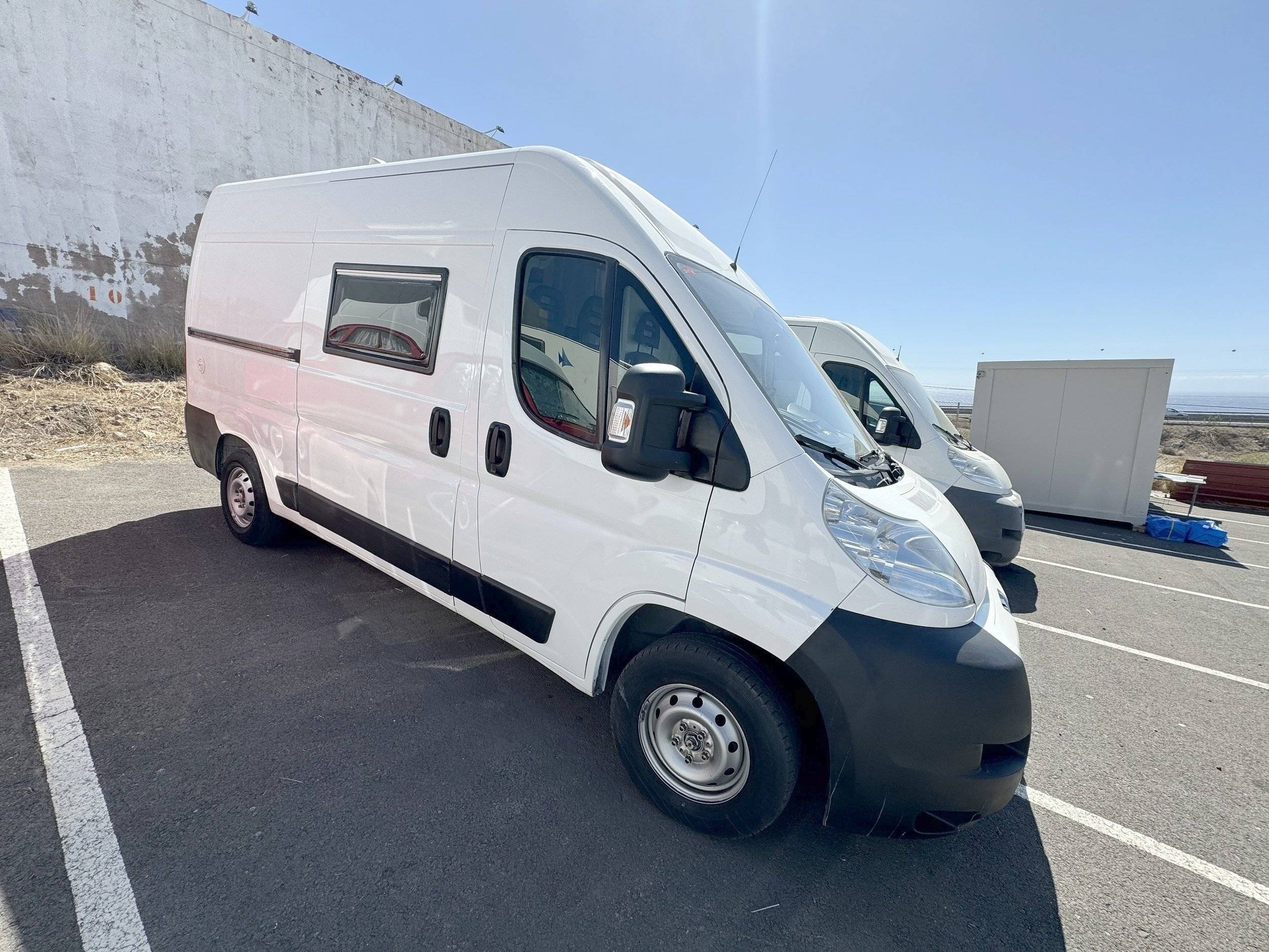 Front view from 3/4 Peugeot Boxer 2,2 l 120 ch. - Yescapa