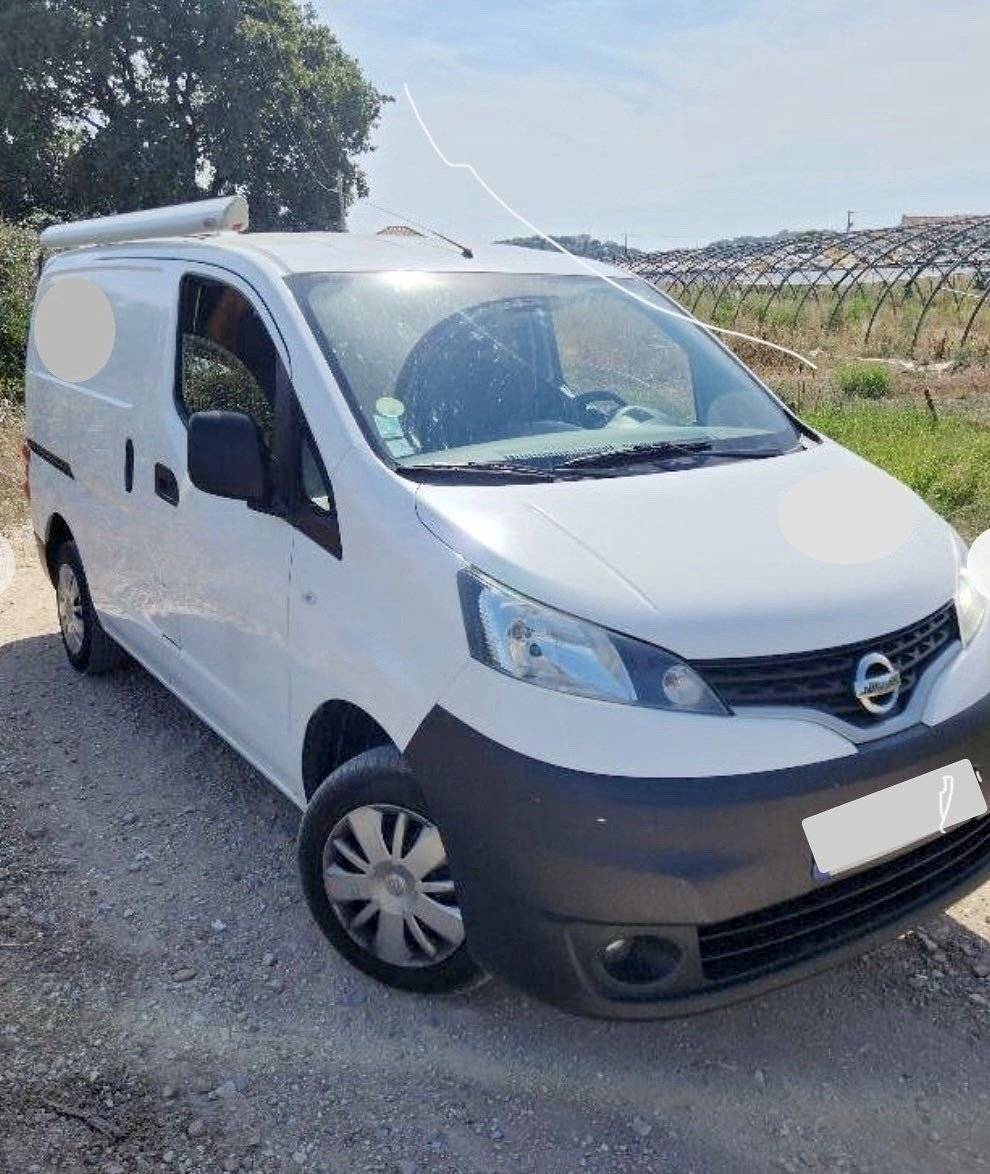 Voorkant 3/4 Nissan NV200 - Yescapa