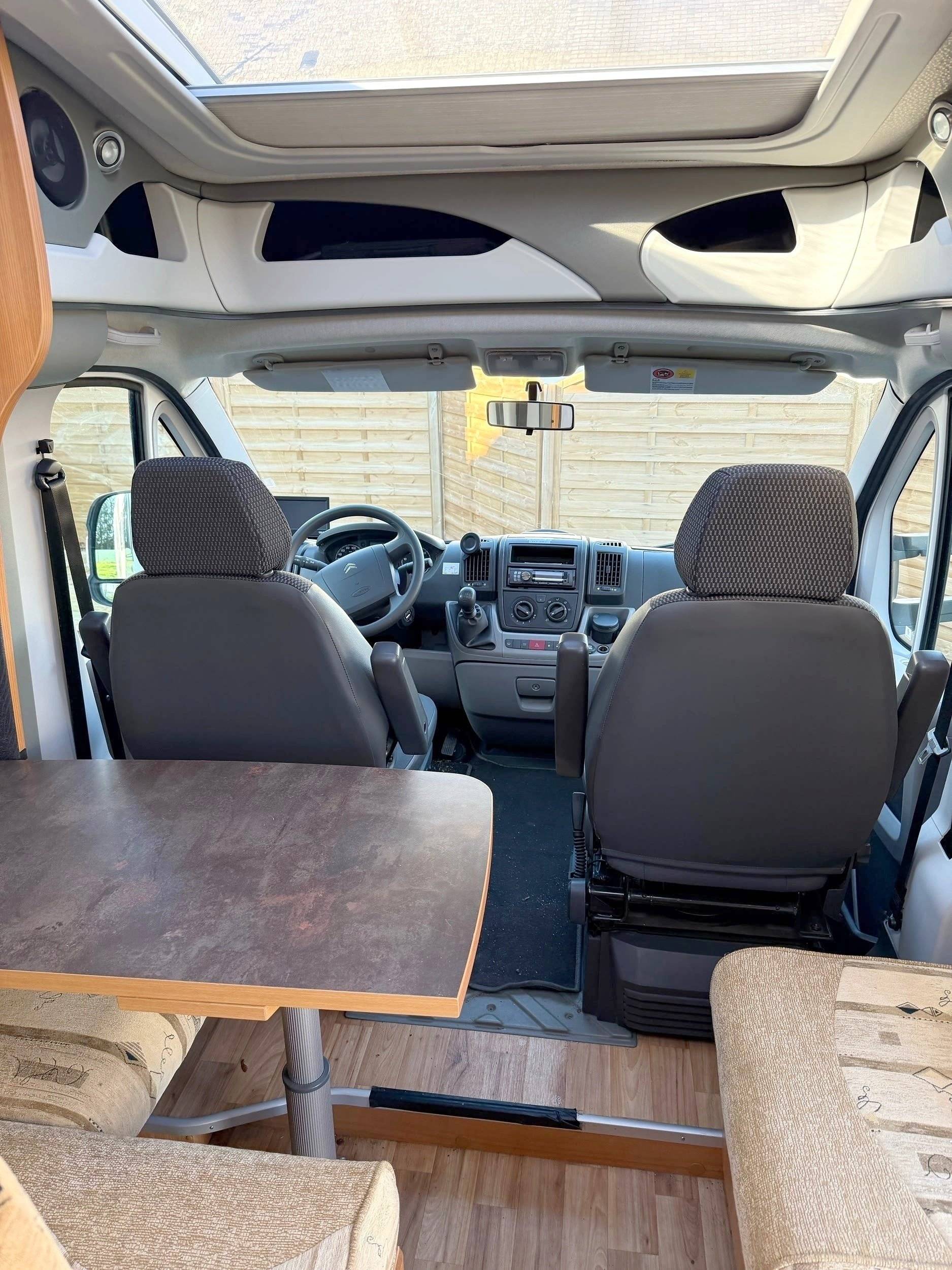 Coin repas Citroën Jumper 2,2 l Blue HDI 165 PS - Yescapa