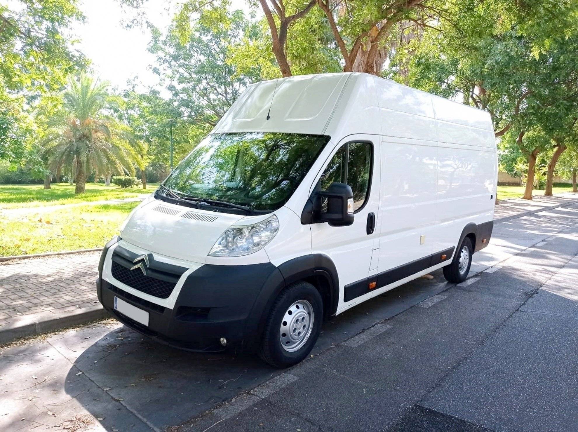 Vista del vehicle angle davanter Citroën Jumper 2,2 l 130 ch - Yescapa