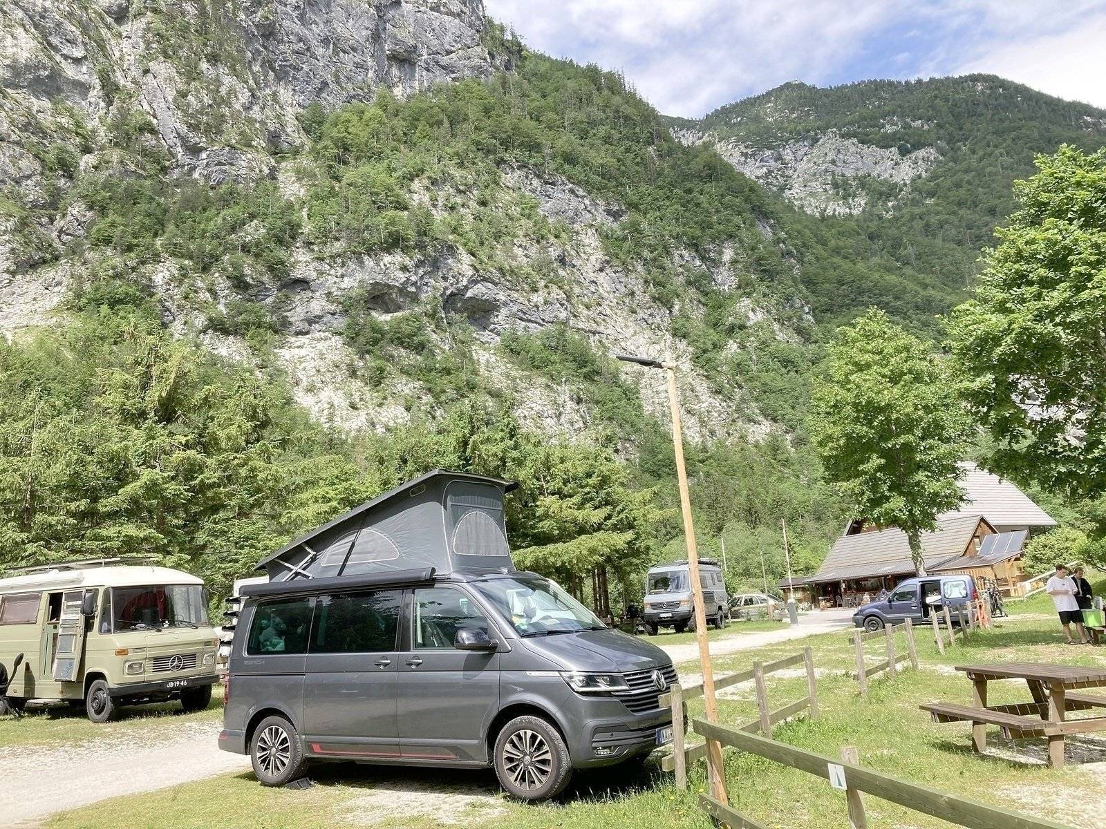 Vista frontale a ¾ Volkswagen T6.1 California - Yescapa
