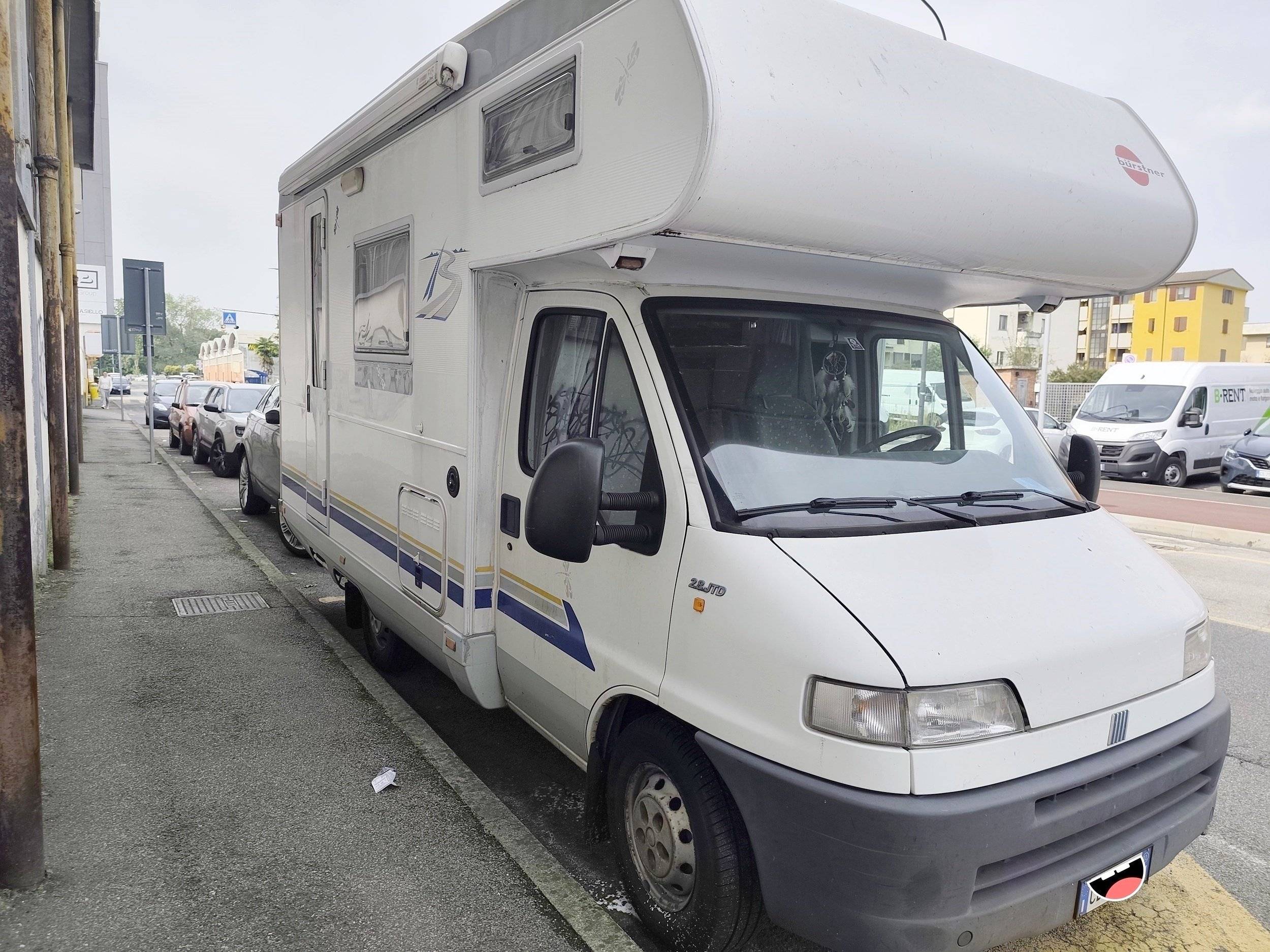Vista del vehicle angle davanter Fiat FIAT DUCATO - Yescapa