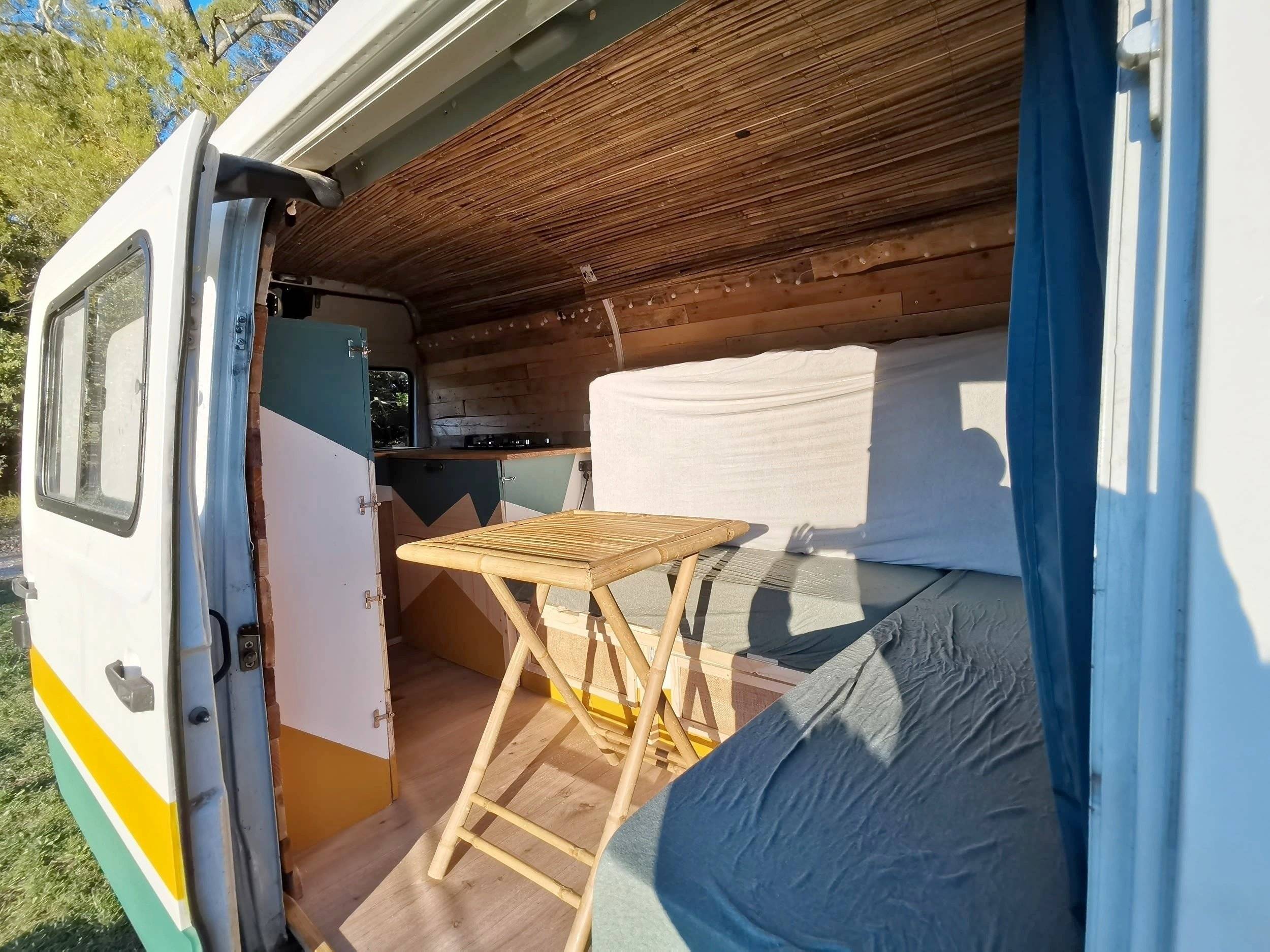 Área de jantar Mercedes 207 D - Yescapa