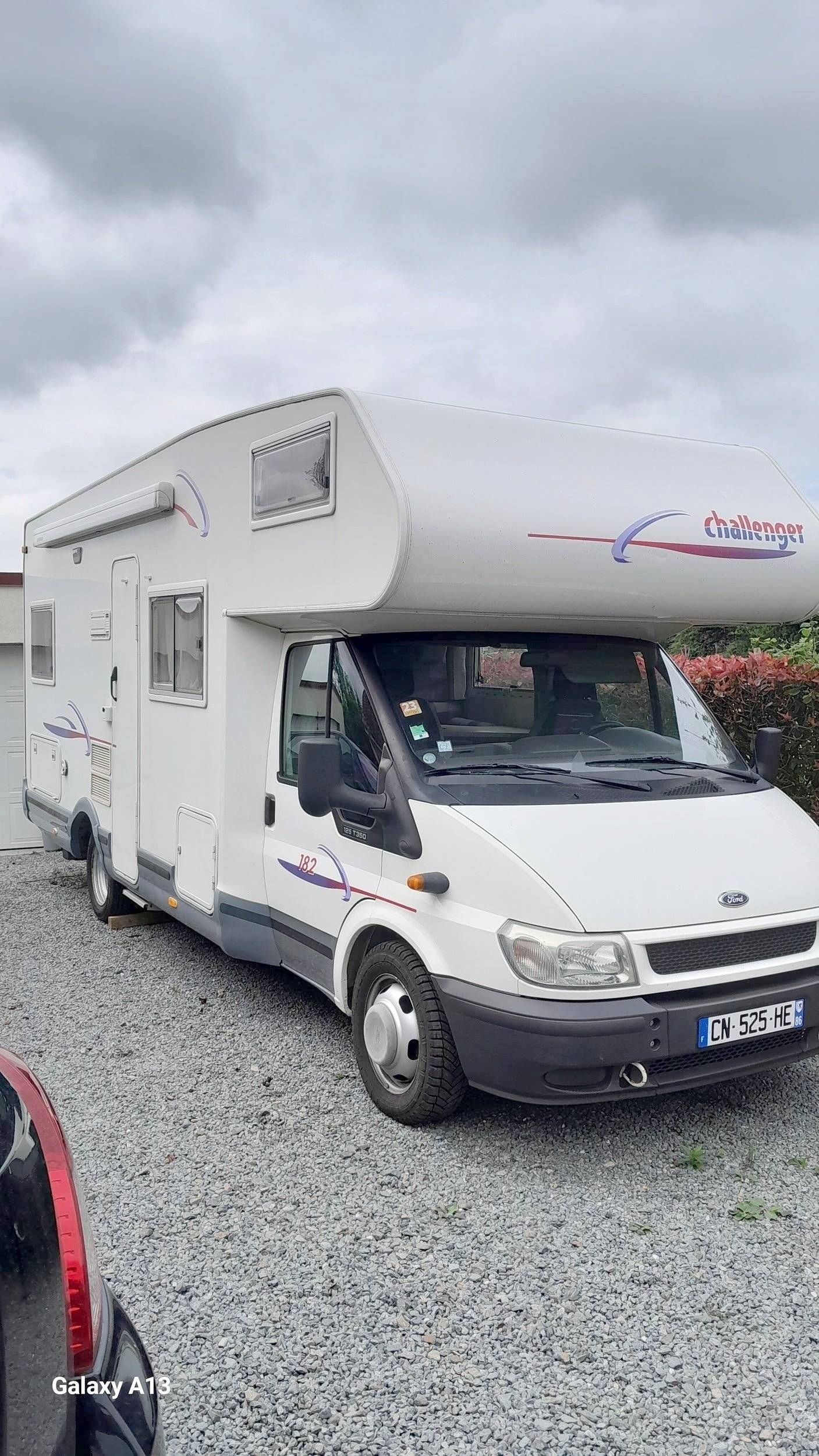 Vue avant de 3/4 Ford Transit 2,4 l TDCi 125 ch. - Yescapa