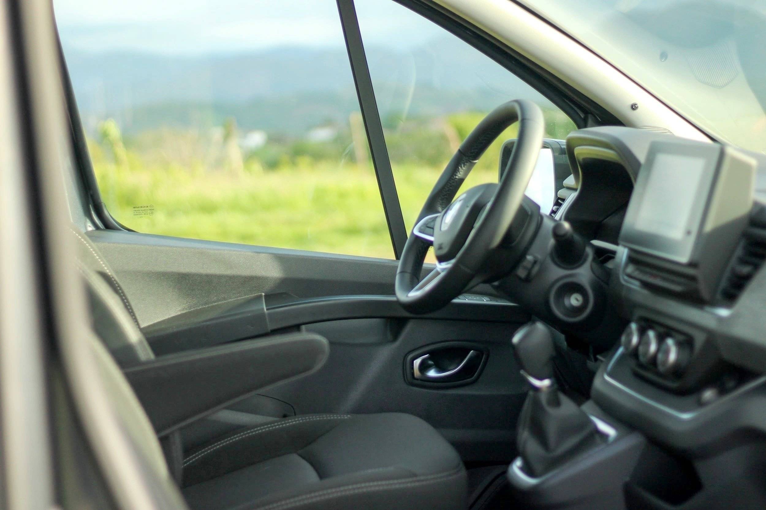 Poste de conduite Renault Trafic 2,5 l 150 ch - Yescapa
