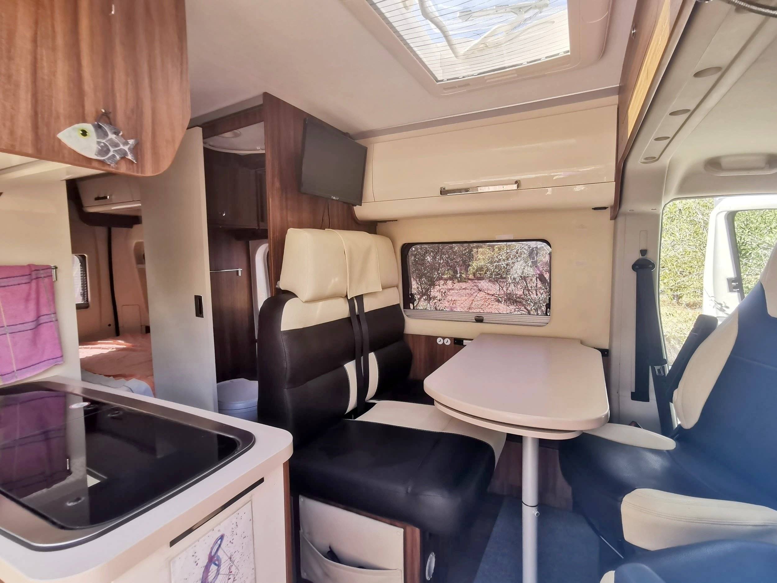 Dining Area Fiat Ducato 2,3 l Multijet 130 ch. - Yescapa