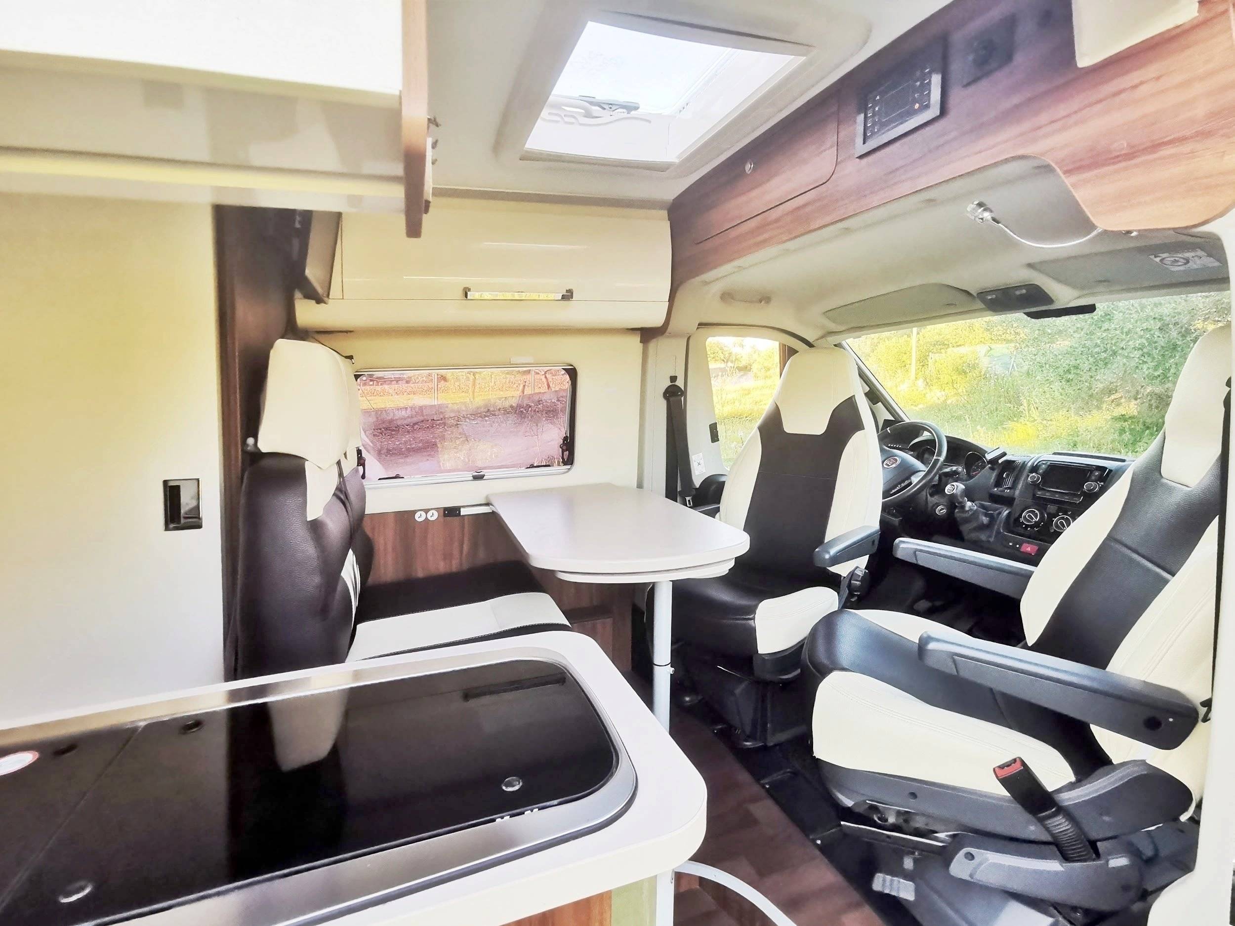 Dining Area Fiat Ducato 2,3 l Multijet 130 ch. - Yescapa
