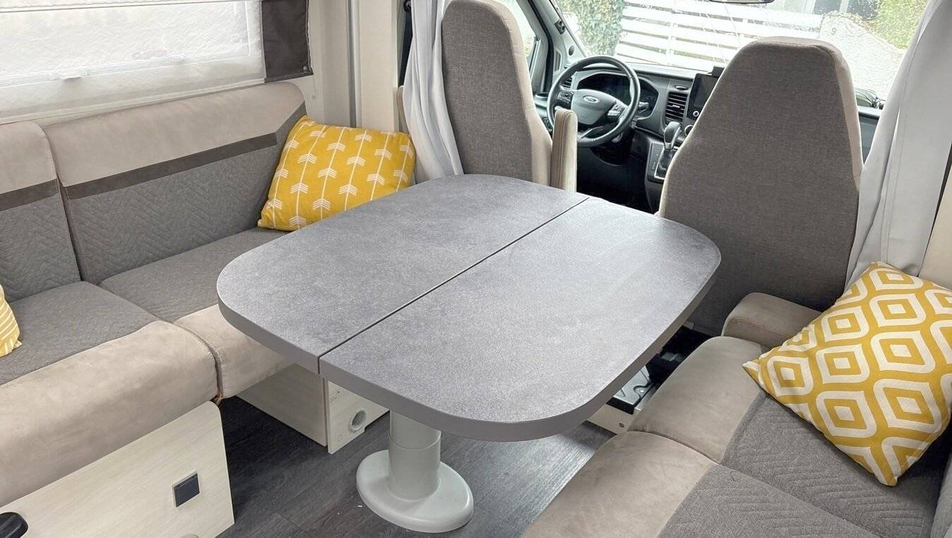 Dining Area Ford Ford 170 CV - Yescapa