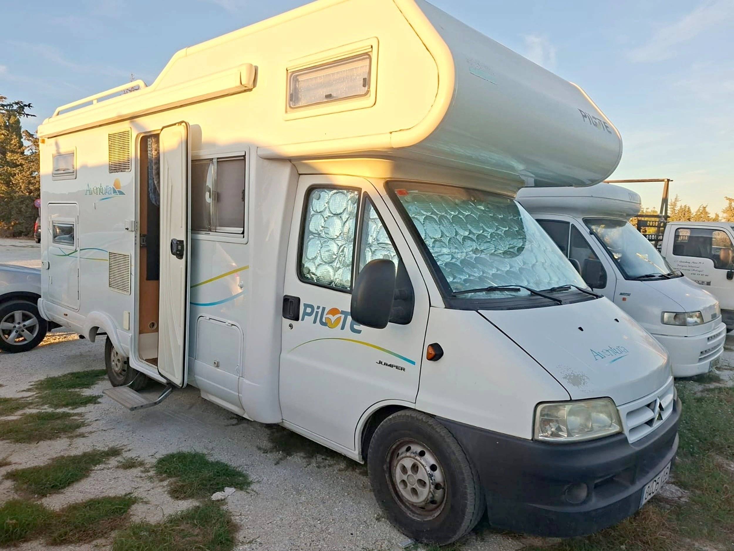 Vue avant de 3/4 Citroën Jumper 2,8 HDI 127 cv - Yescapa