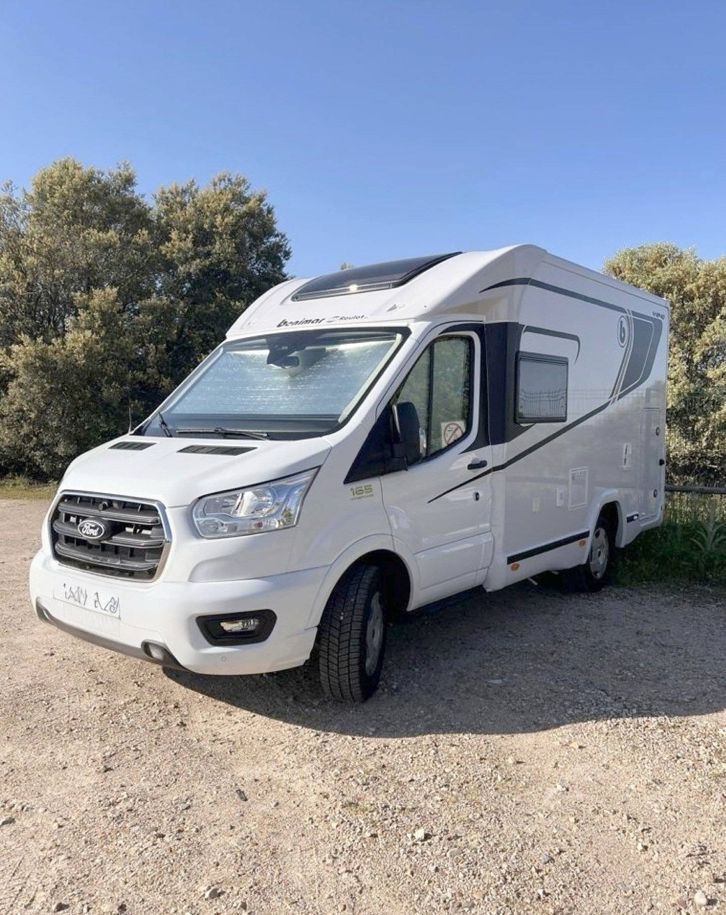 Vue avant de 3/4 Ford Euro 6 red 2.0L automática - Yescapa
