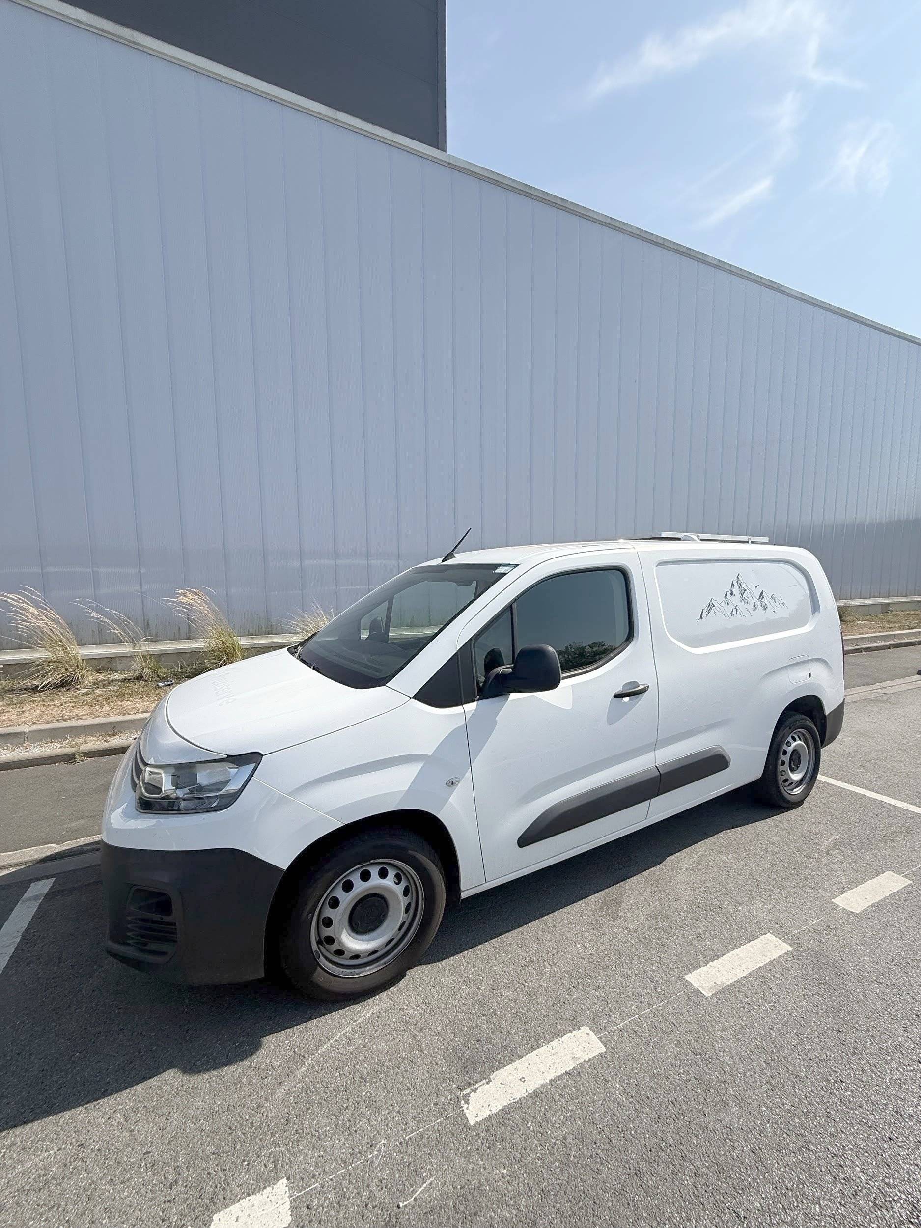 Vista de 3/4 Citroën Berlingo XL - Yescapa