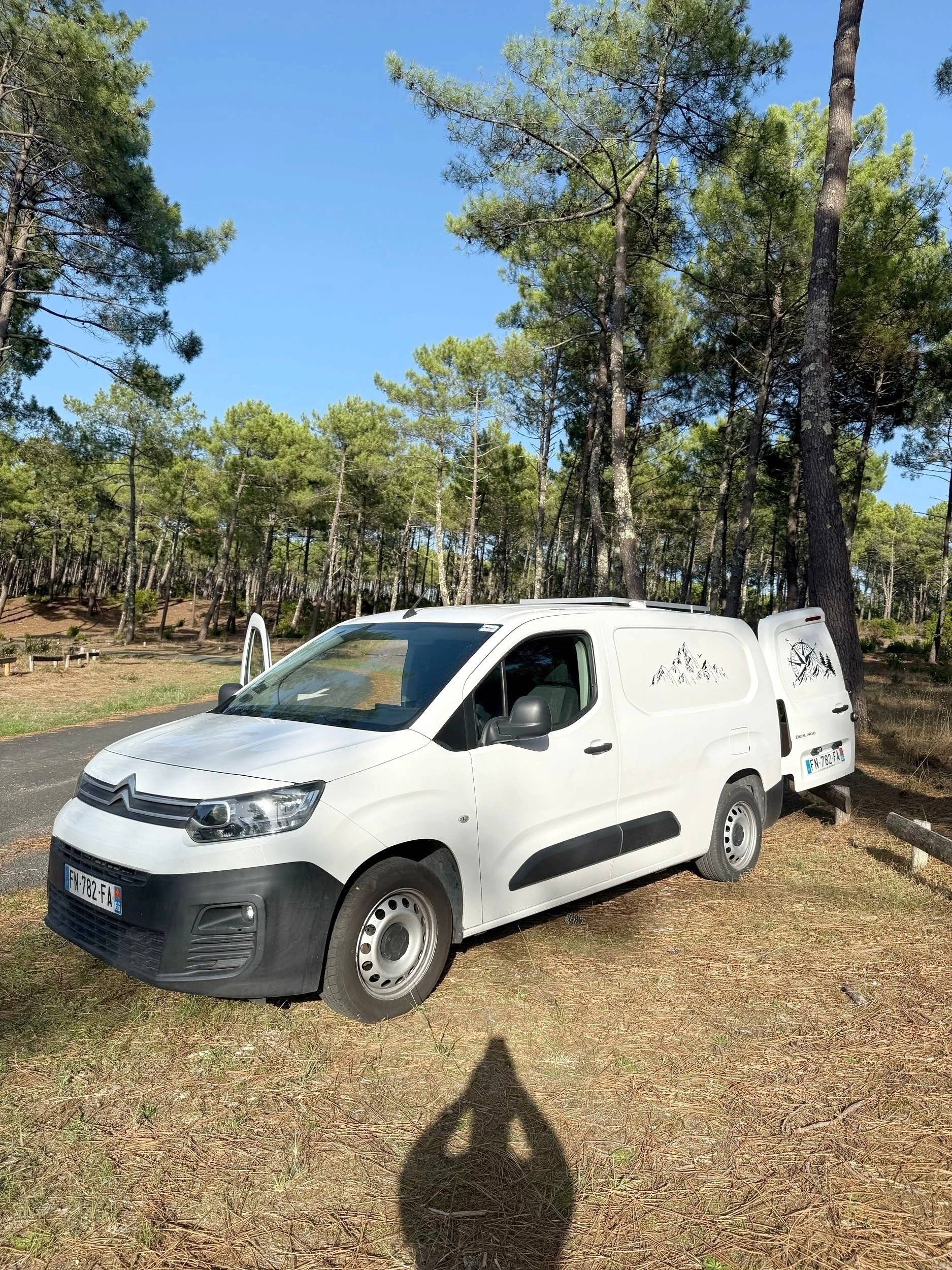 Vue avant de 3/4 Citroën Berlingo XL - Yescapa