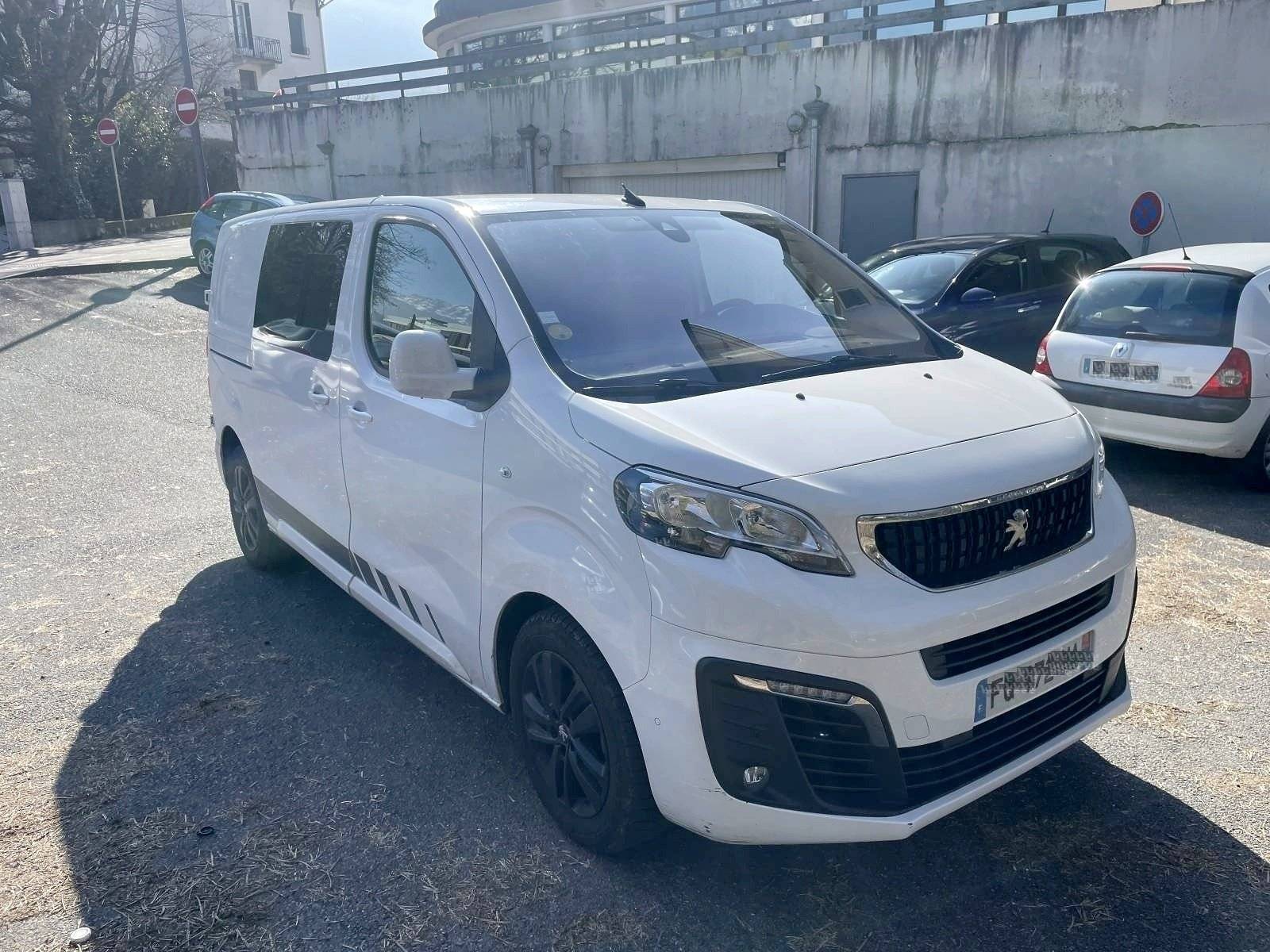 Front view from 3/4 Peugeot expert - Yescapa