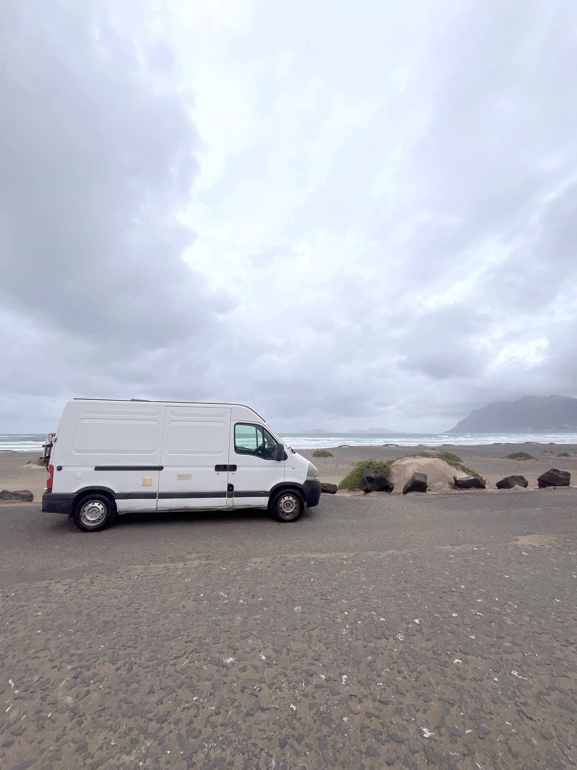 Vue avant de 3/4 Nissan Interstar - Yescapa