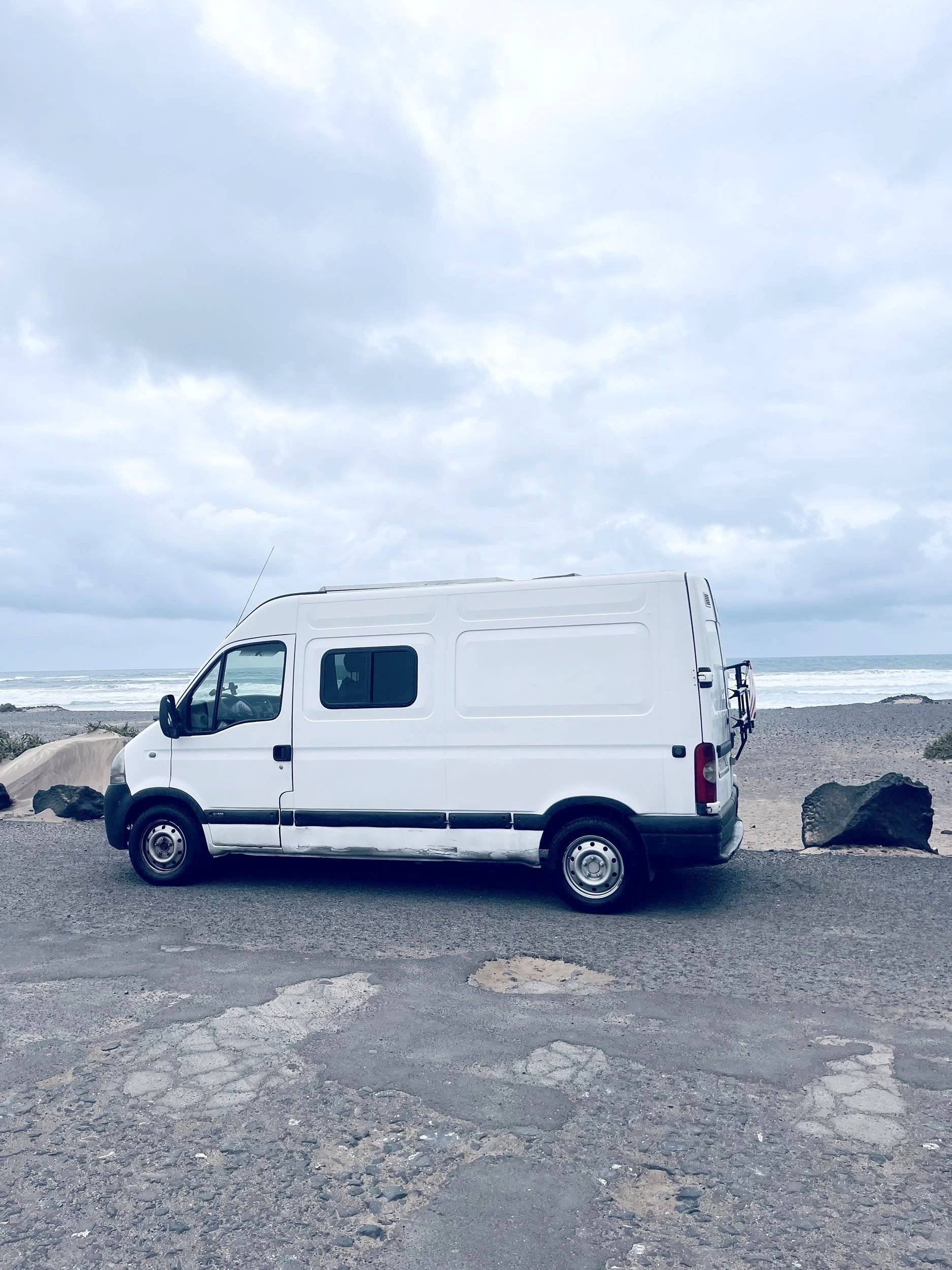 Vista frontale a ¾ Nissan Interstar - Yescapa