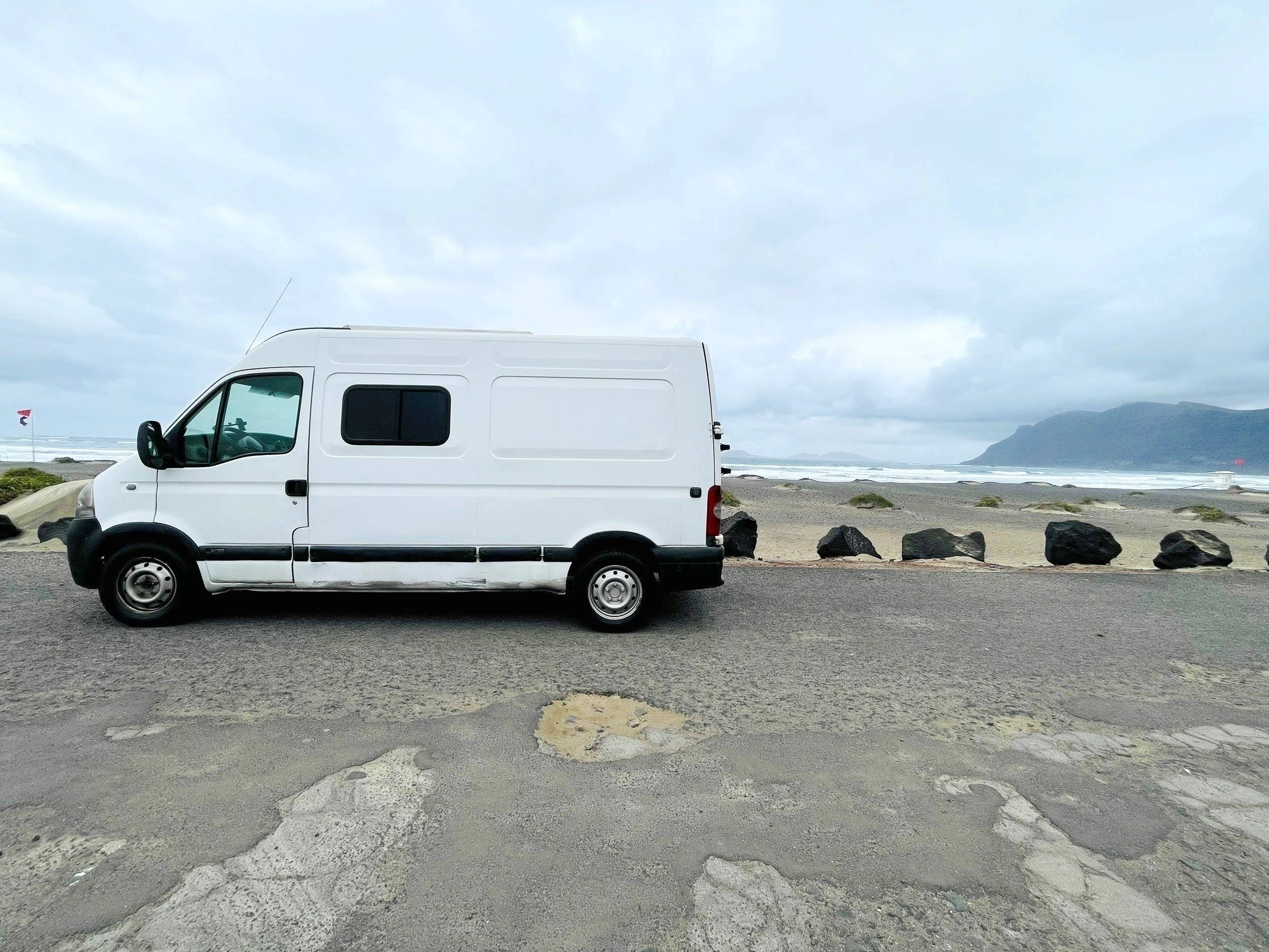 Front view from 3/4 Renault Master 2,5 l dCi 100 ch. - Yescapa