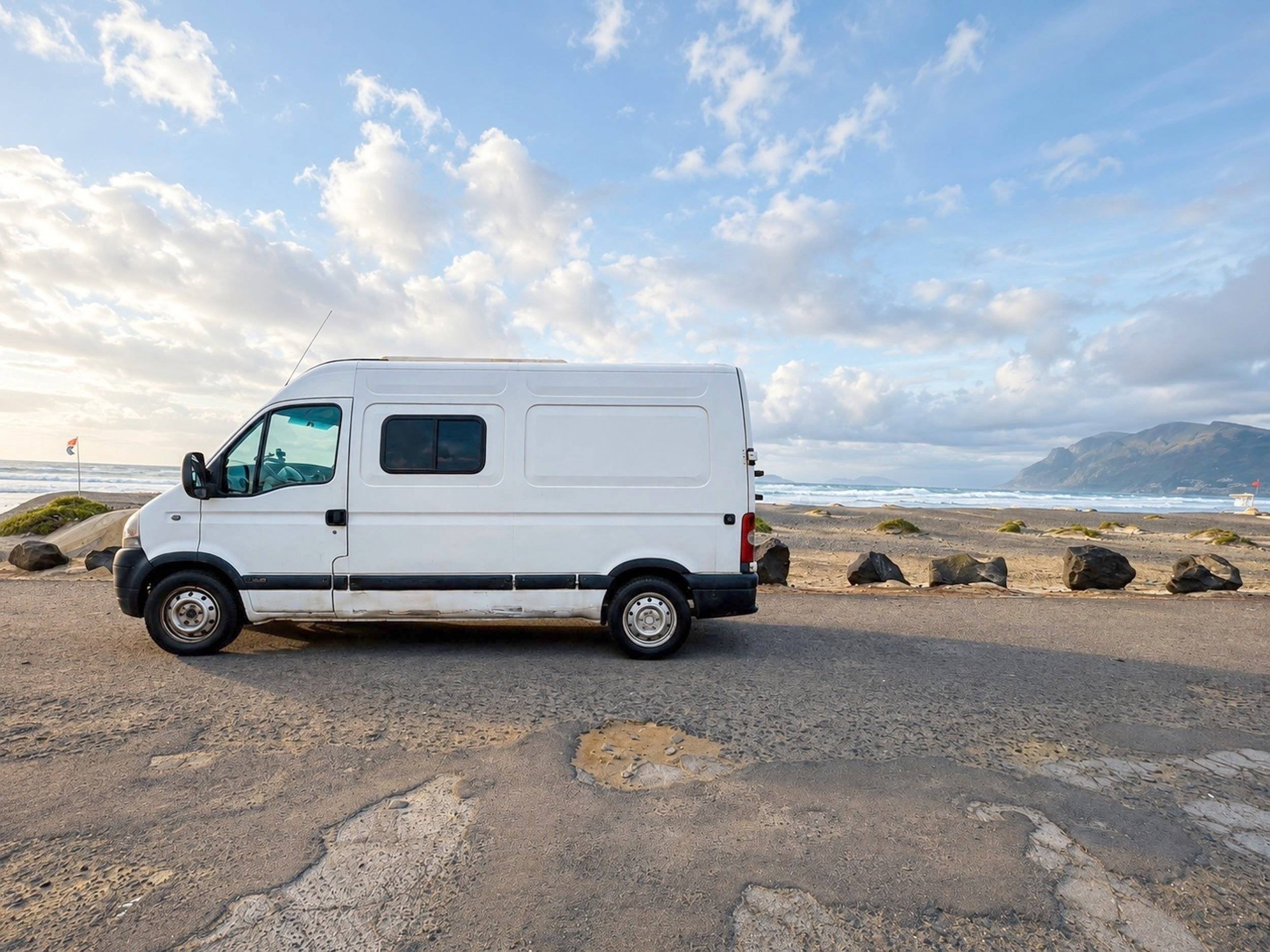 schräge Vorderansicht Renault Master 2,5 l dCi 100 ch. - Yescapa