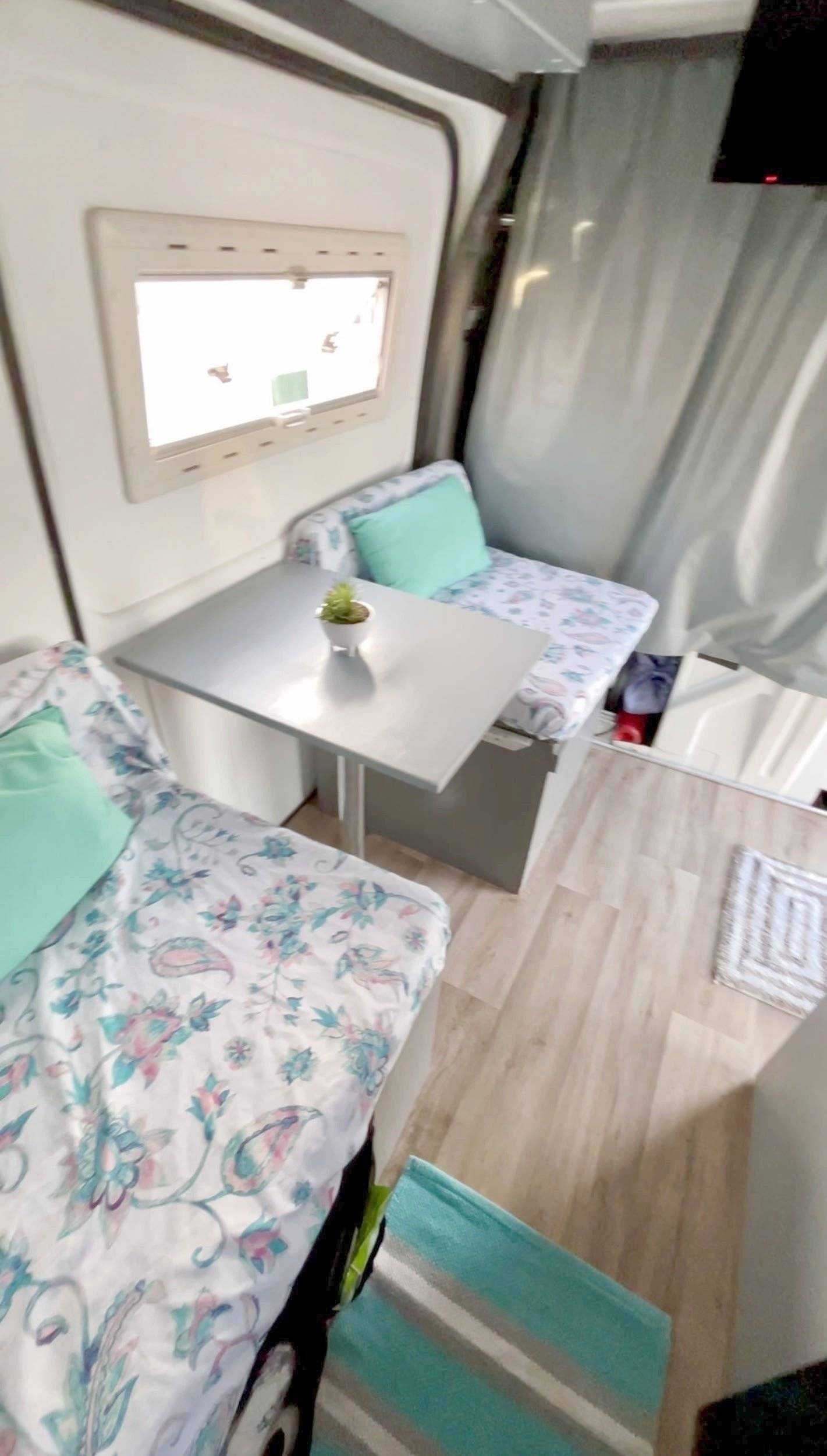 Área de jantar Mercedes - Yescapa