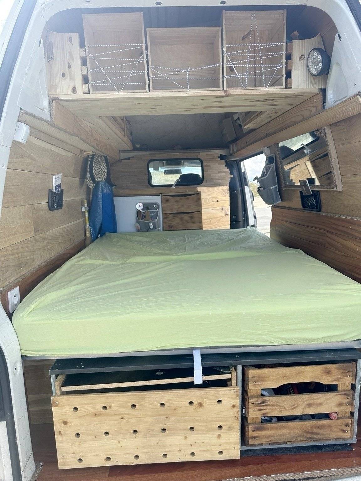 Couchages Volkswagen T5 surélevé - Yescapa
