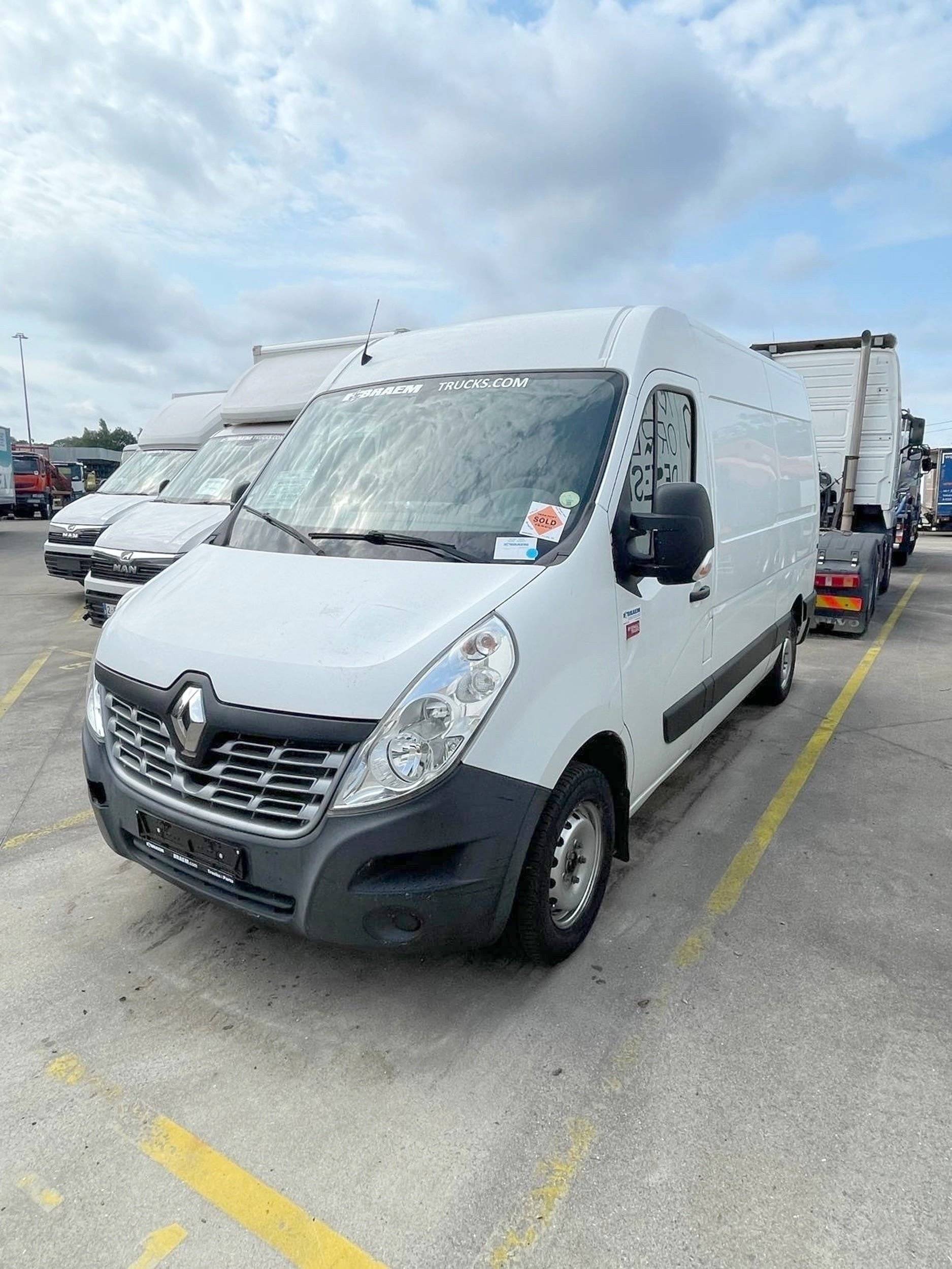 Front view from 3/4  - Yescapa