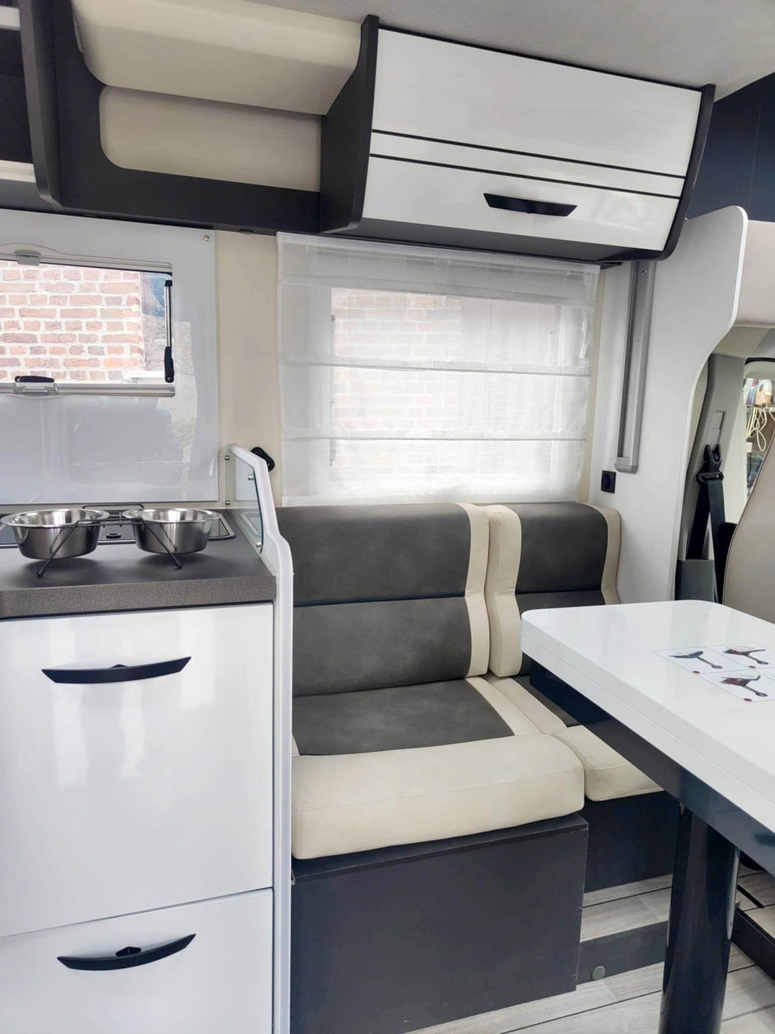 Vista posteriore Ford ford transit - Yescapa