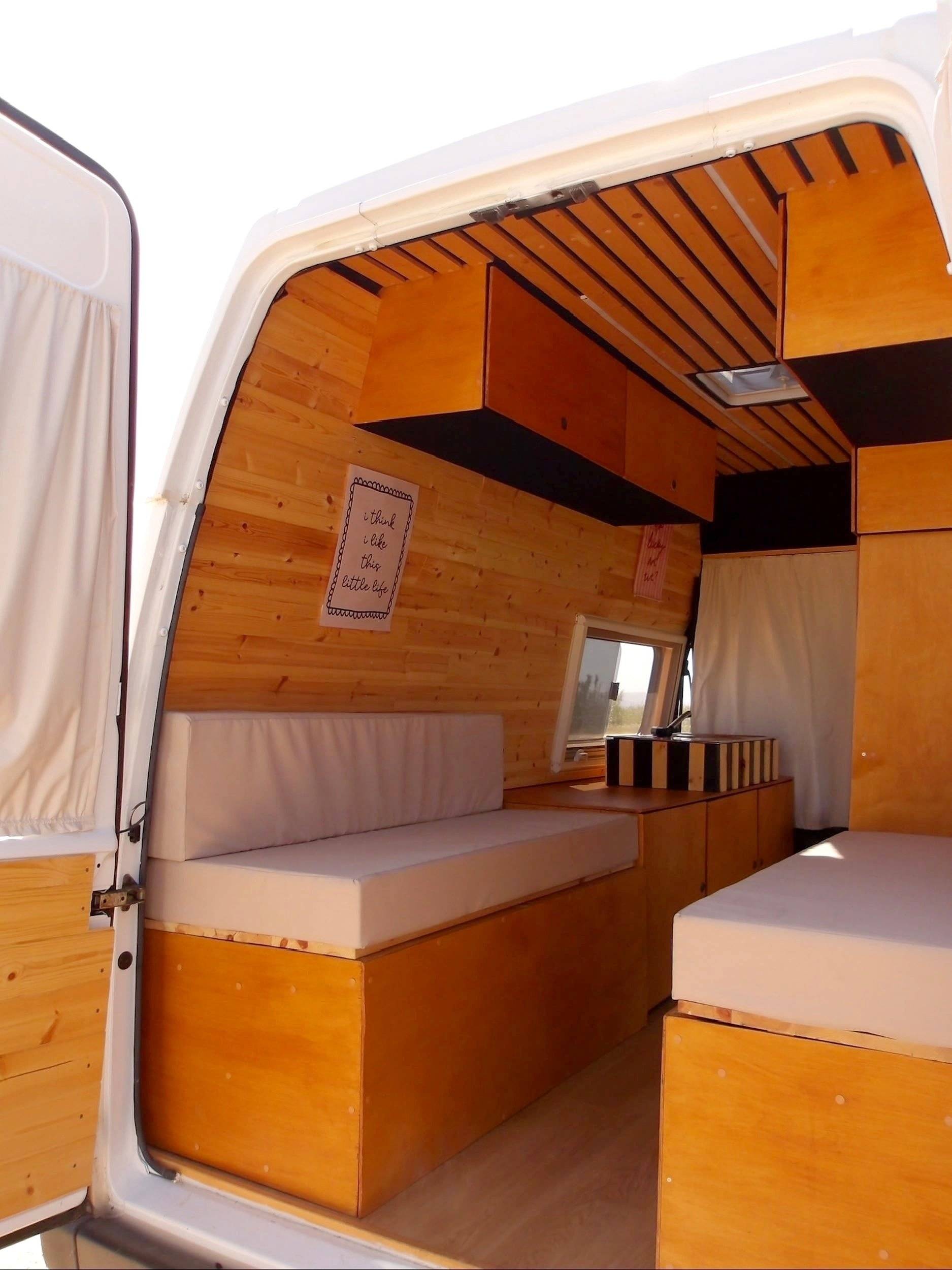 Vista de 3/4 Ford Transit 2.5D - Yescapa