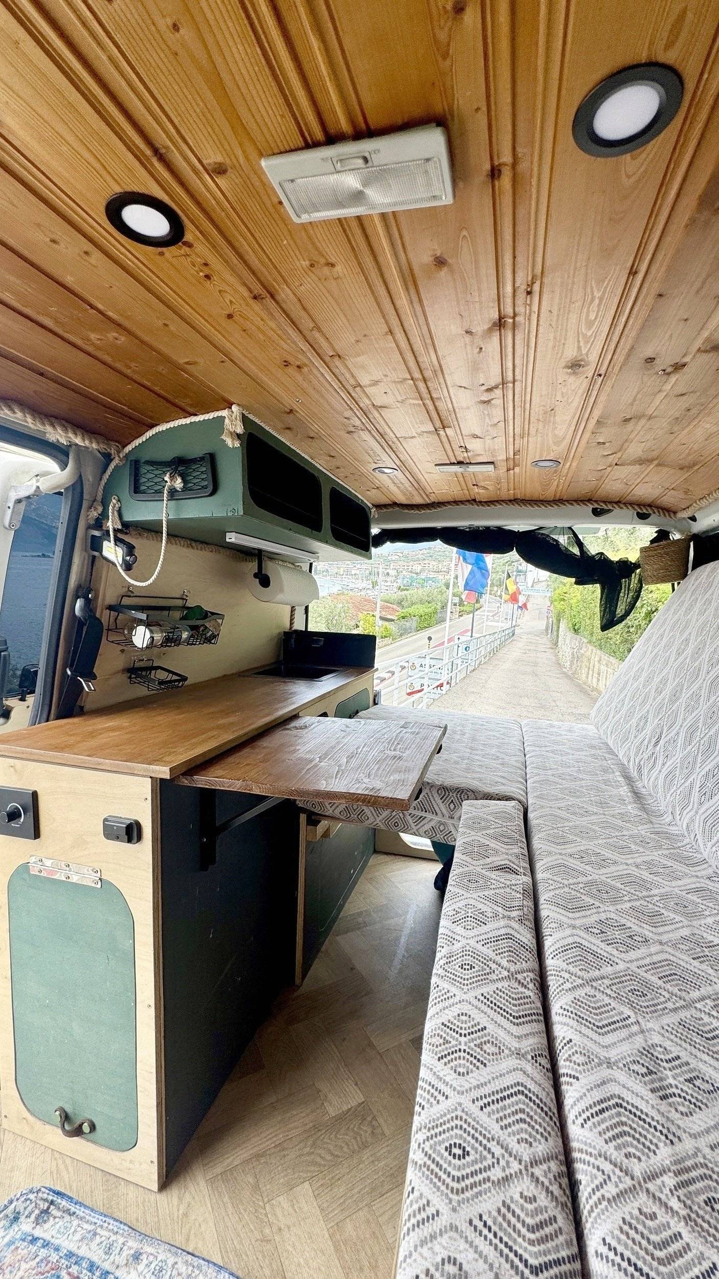Menjador Volkswagen T4 2,5 TDI - Yescapa